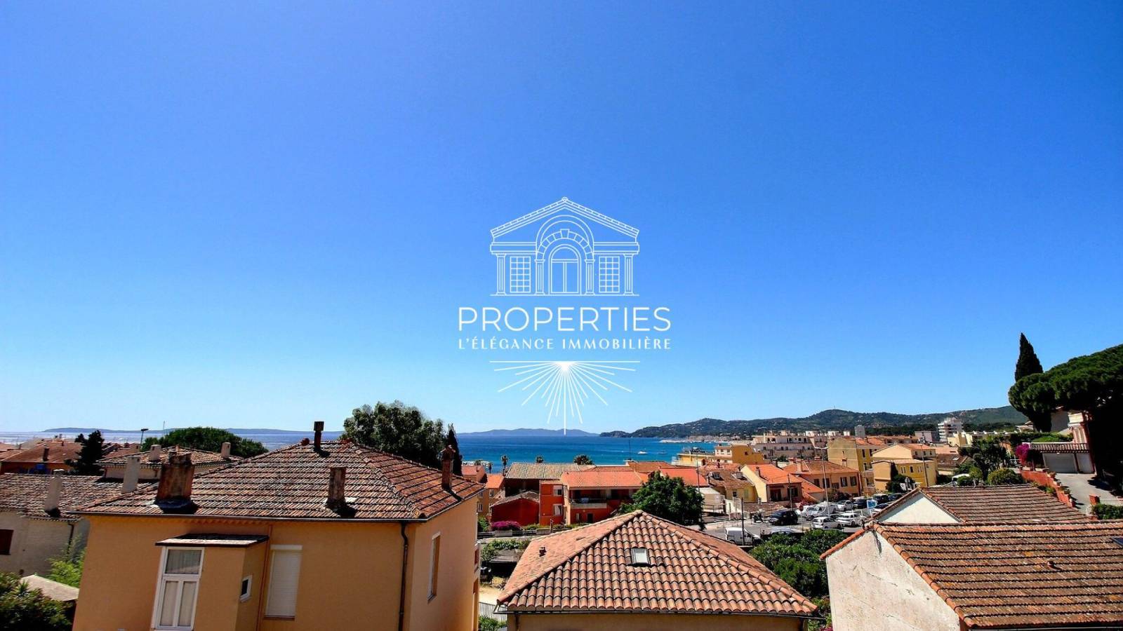 Disponible à la vente rare T4 au dernier étage avec double logement et place privative au Lavandou