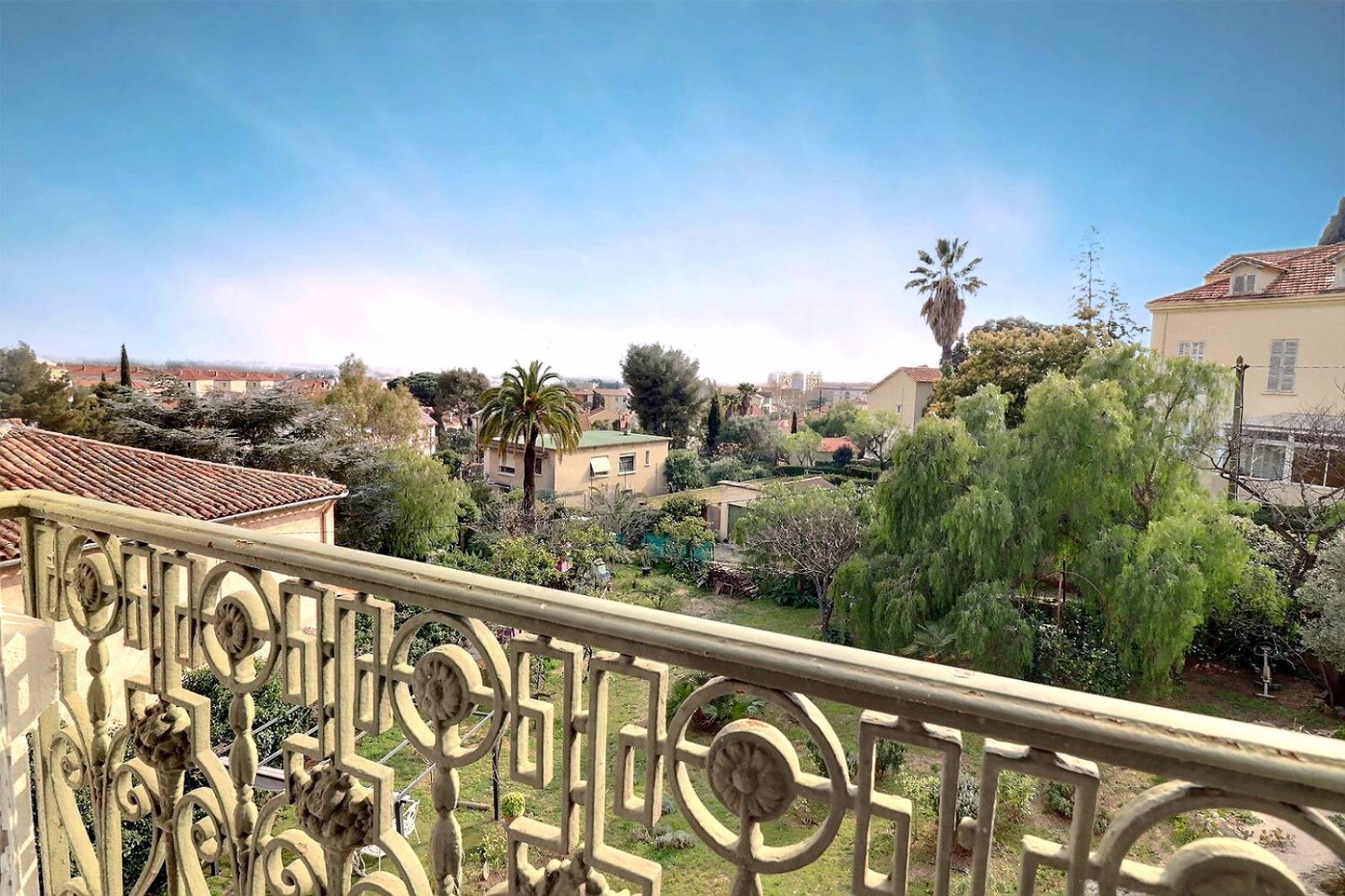 Appartement de charme Hyeres  Beau potentiel, hauts plafonds, garage