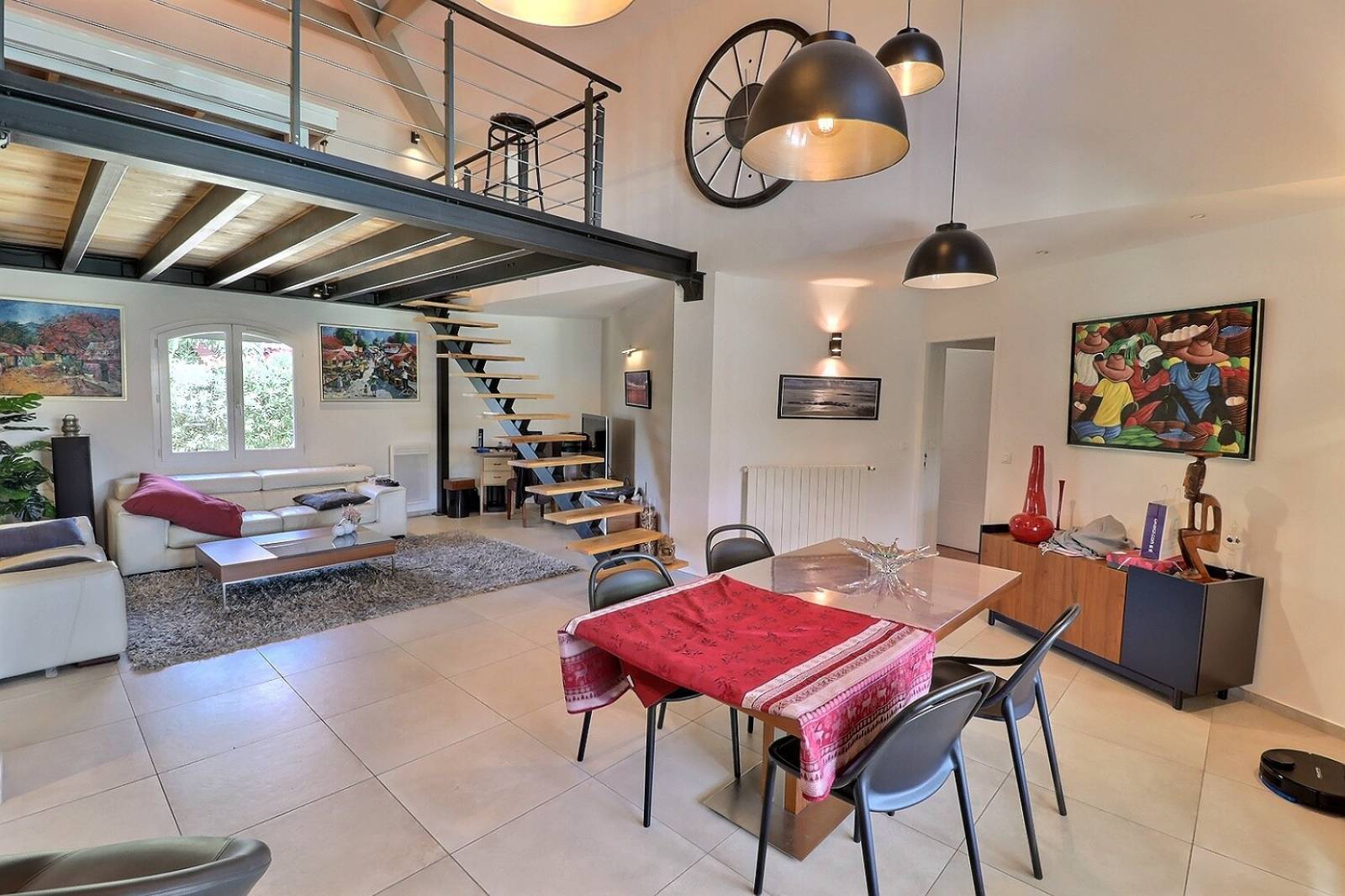 Grande pièce à vivre dan maison de luxe avec mezzanine, sur terrain avec piscine chauffée boulodrome et portail automatique sécurisé proche centre ville de la Londe