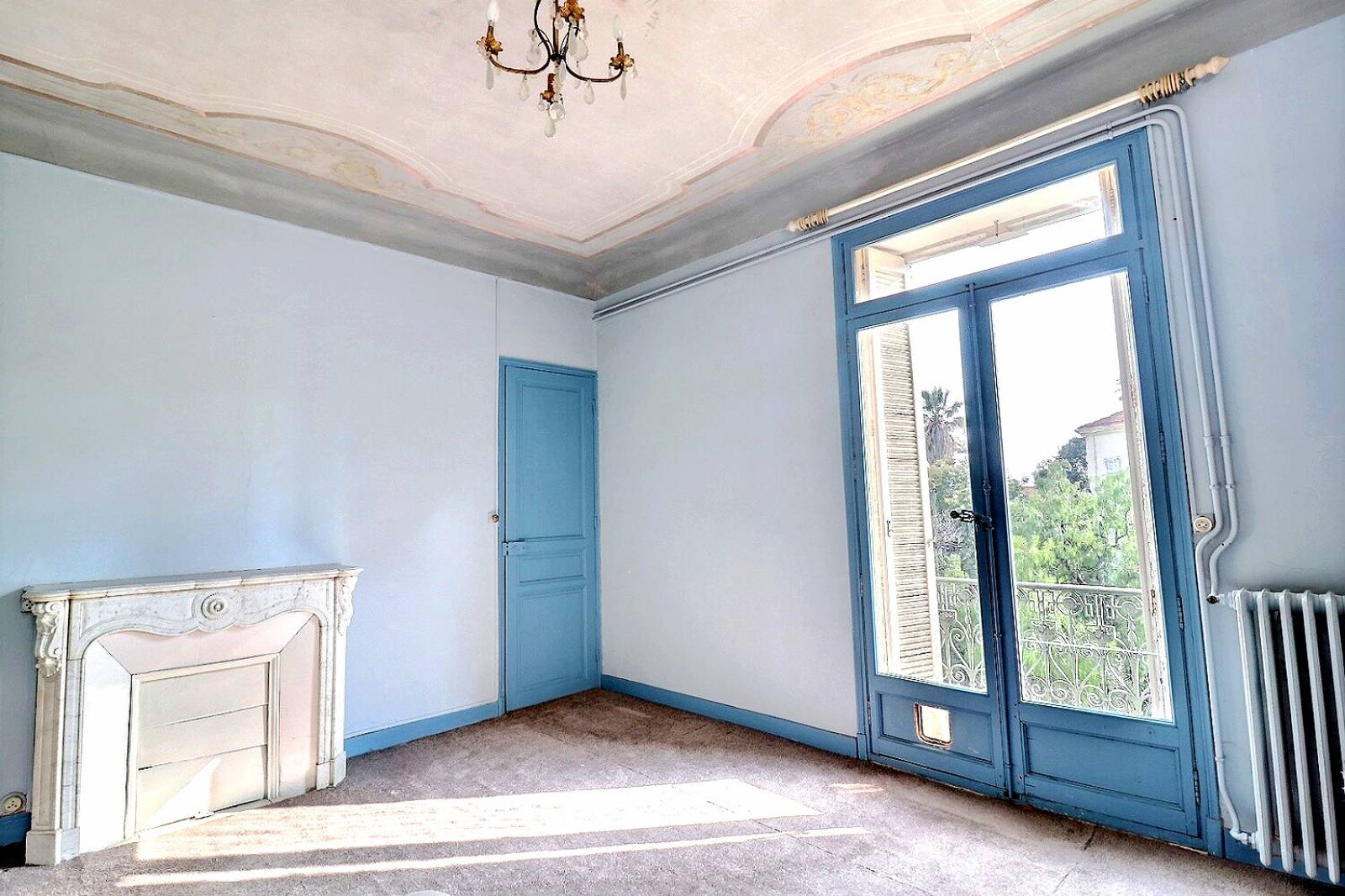 Appartement de charme Hyeres  Beau potentiel, hauts plafonds, garage