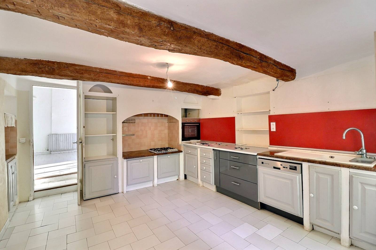 Grande maison avec grand garage et piscine exposée pleins sud avec