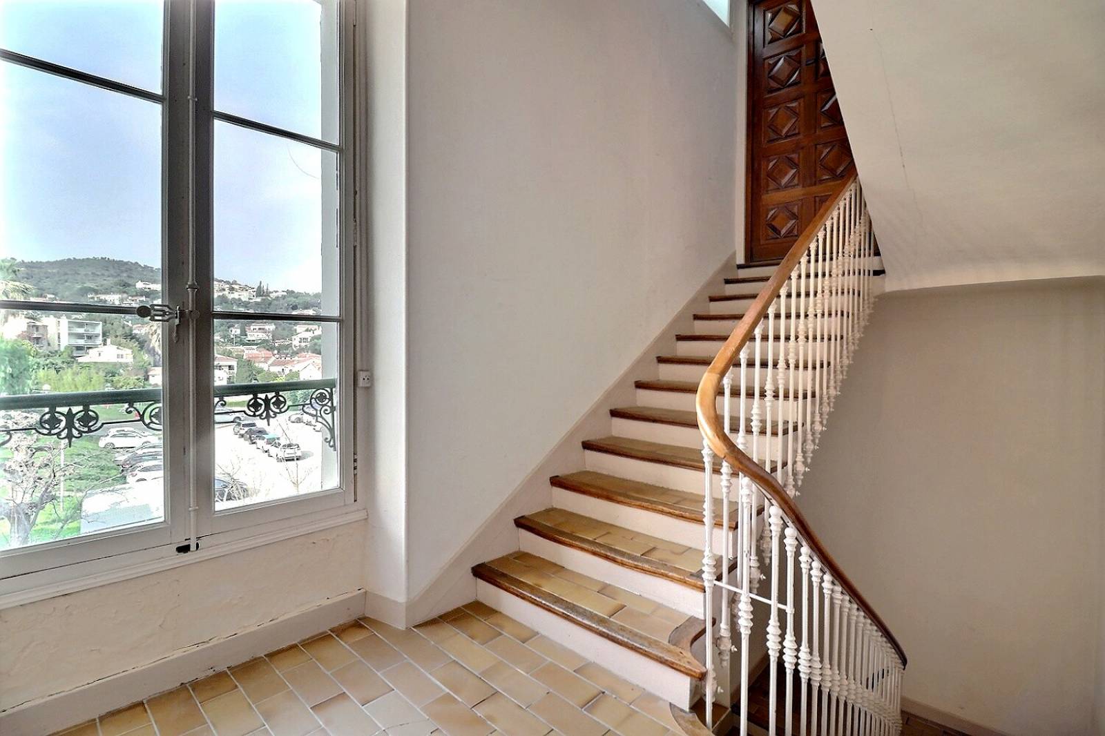 Appartement de charme Hyeres  Beau potentiel, hauts plafonds, garage