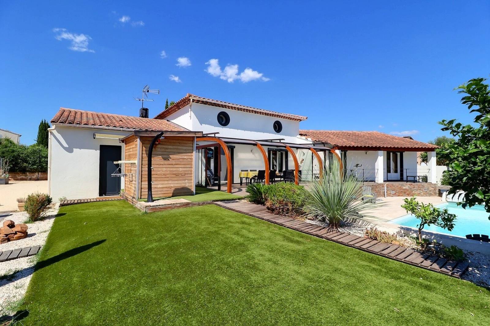 Maison de luxe moderne avec grand terrain et piscine espace sécurisé et calme Bormes les mimosas