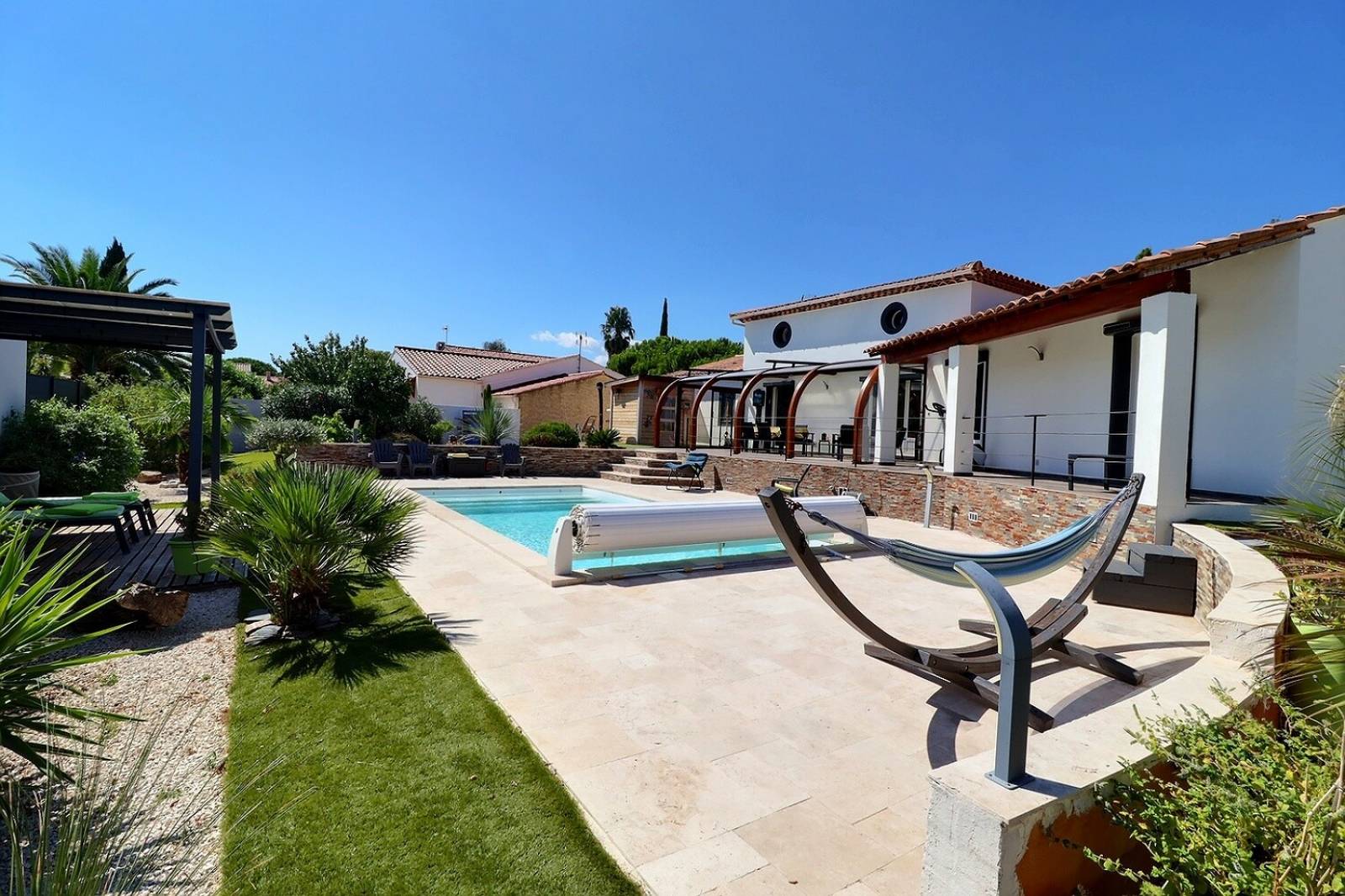 Belle villa de luxe avce grande pièce à vivre terrain de boules et piscine chauffée détente calme Hyères