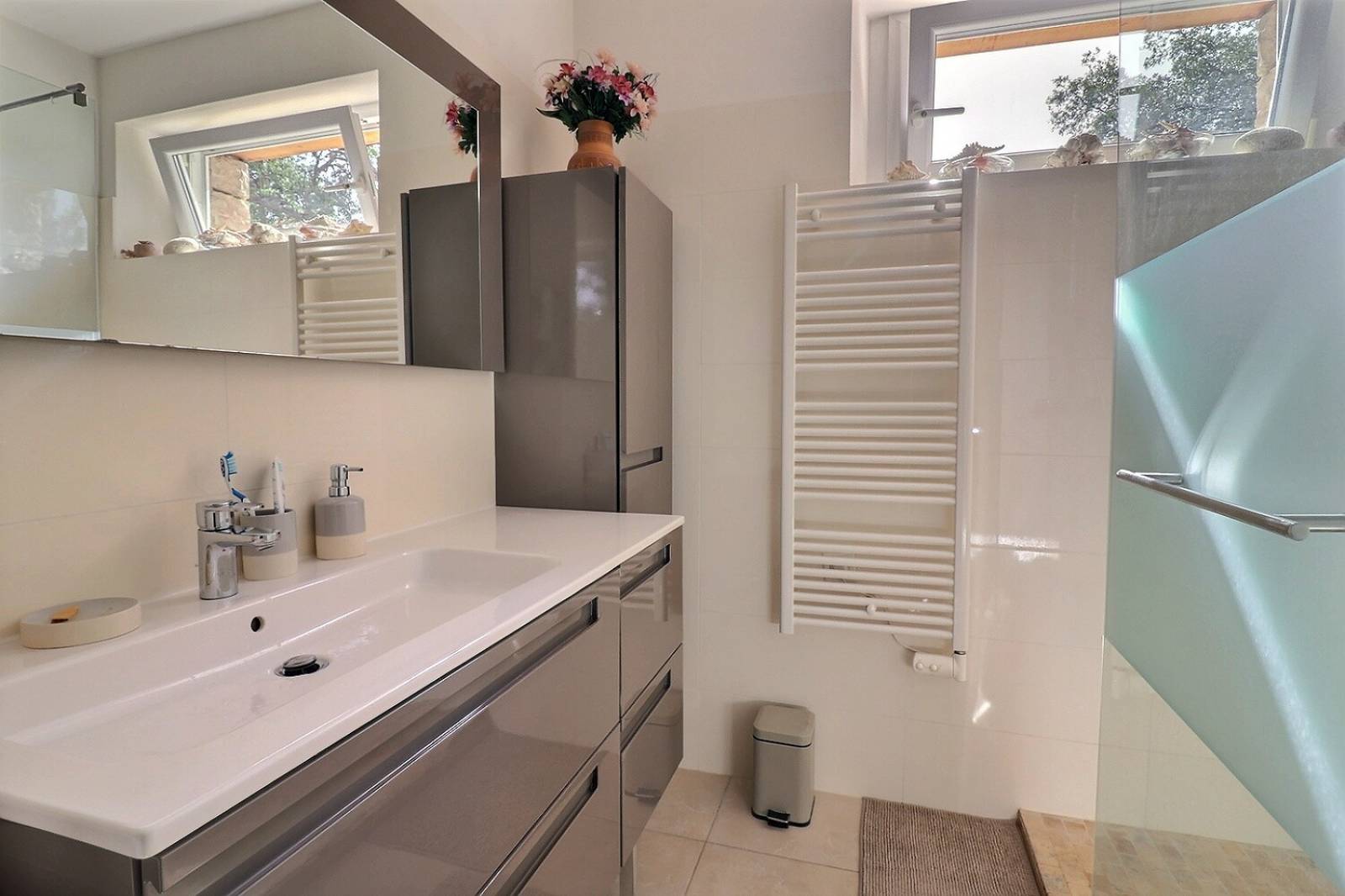 salle de bain neuve dans villa de luxe grande vasque et grand miroir