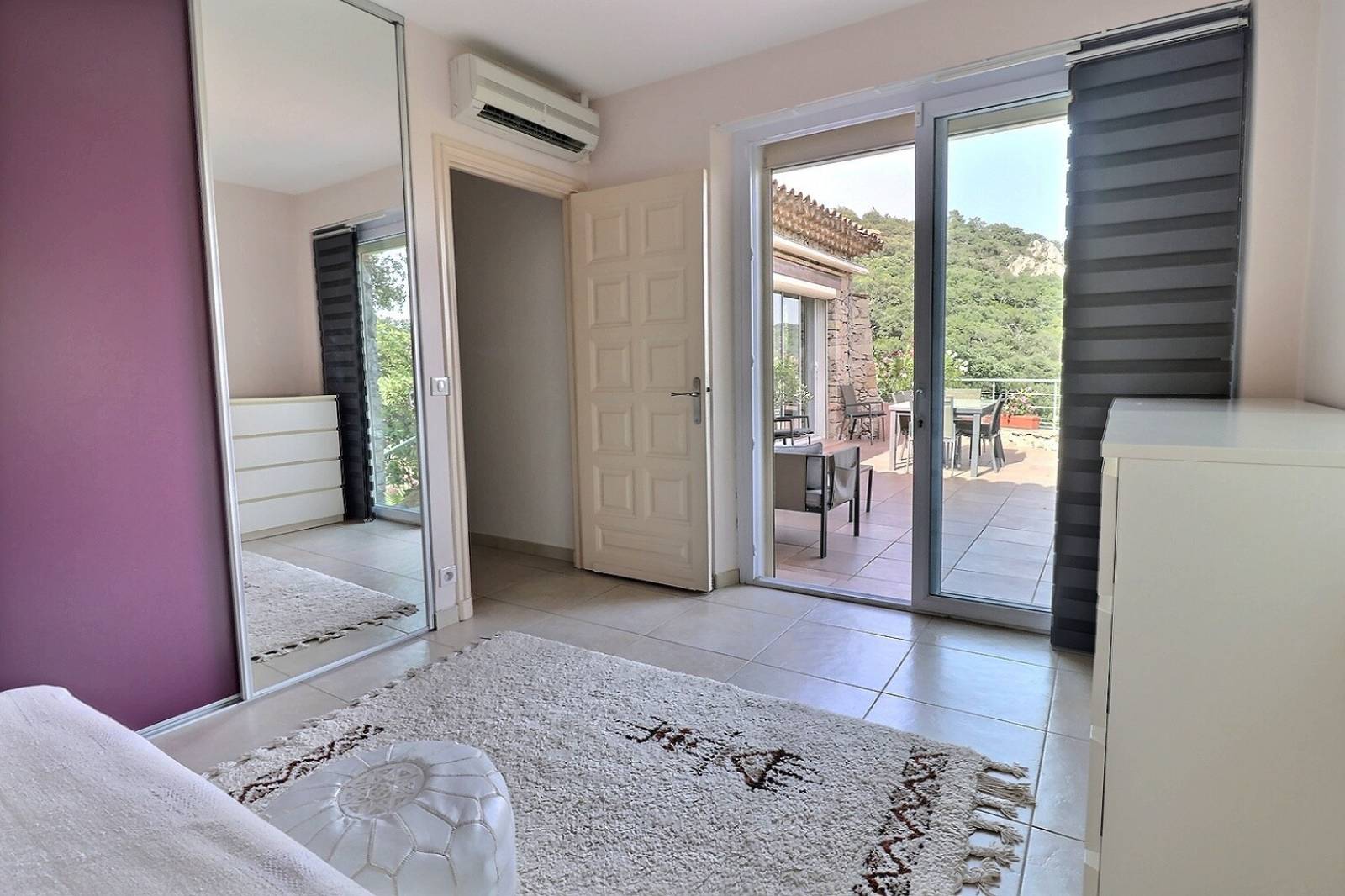 Chambre dans propriété de luxe, baie vitrée avec vue sur grande terrasse avec piscine