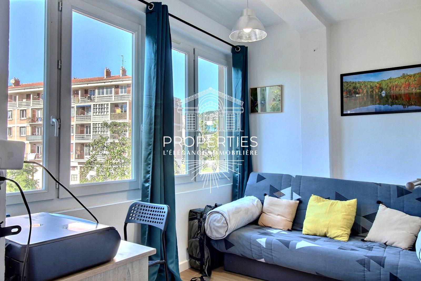 À vendre à Toulon – Grand T2 lumineux avec balcon exposé ouest, loggia fermée et emplacement recherché.