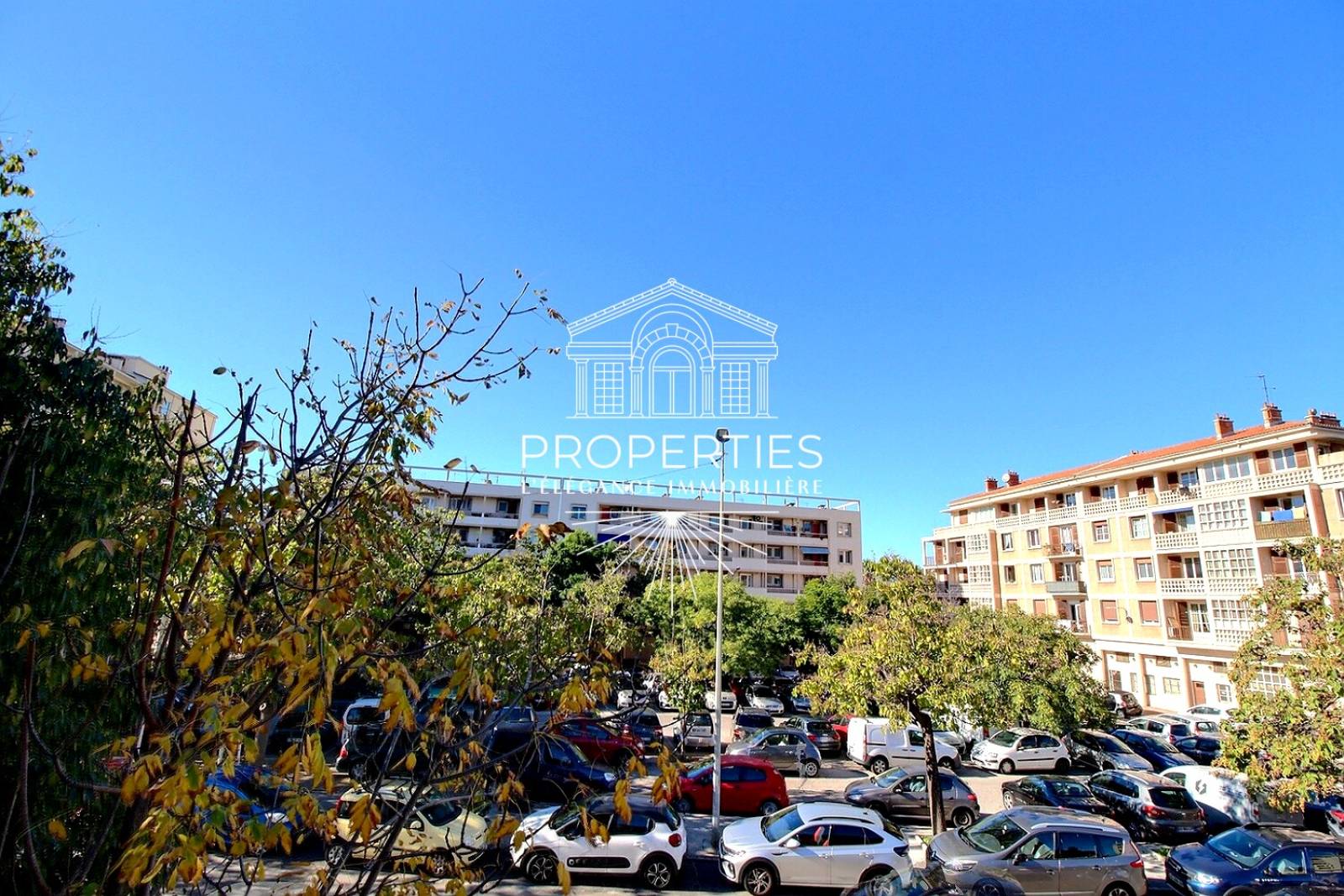 À vendre à Toulon – Bel appartement T2 au premier et dernier étage, proche port et stade Mayol.