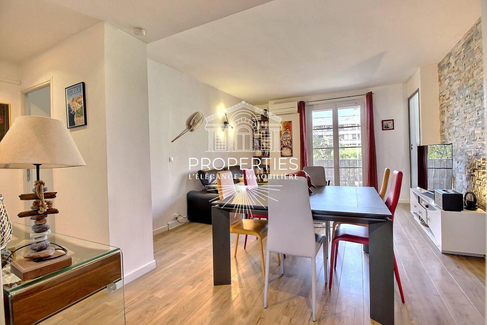 À vendre à Toulon – Spacieux T2 de 69 m² avec balcon, loggia, buanderie et superbe luminosité.