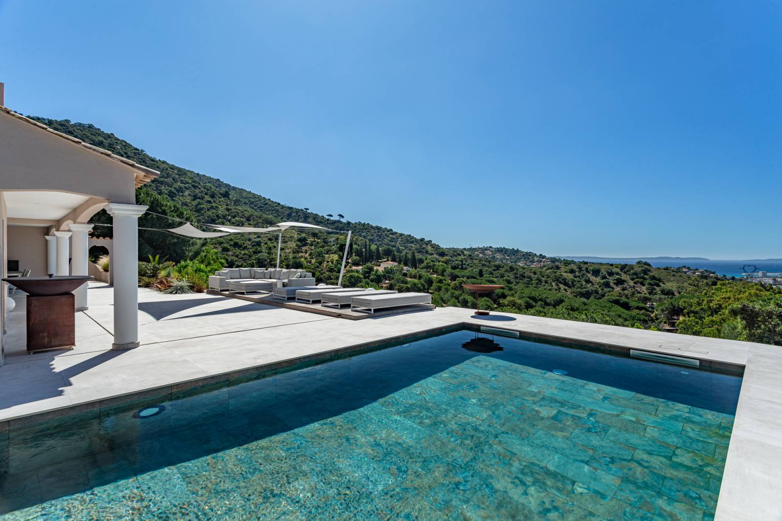 Propriété moderne meublée