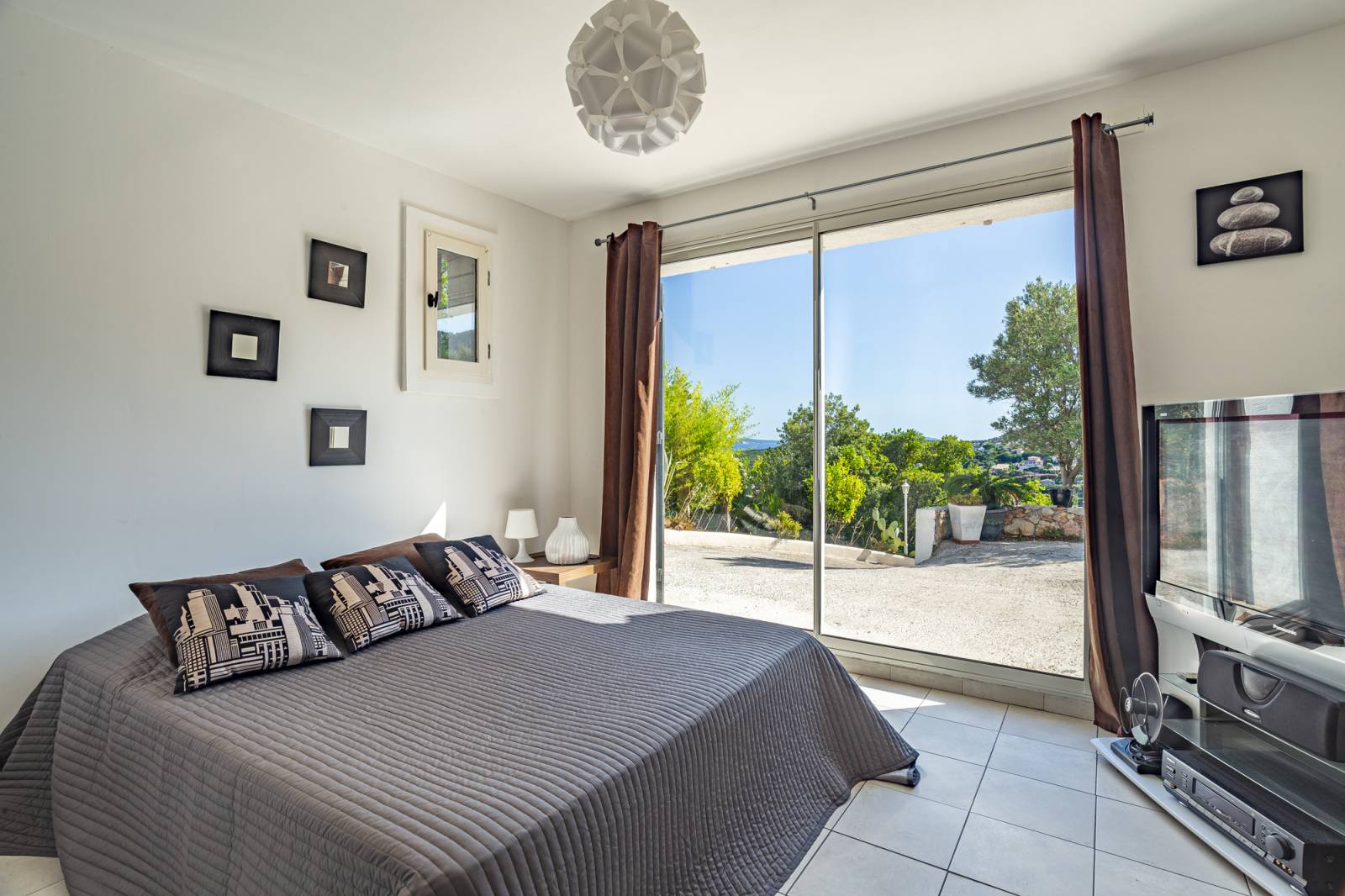 Chambre ouverte sur jardin sécurisé villa prestige Cavalière Var