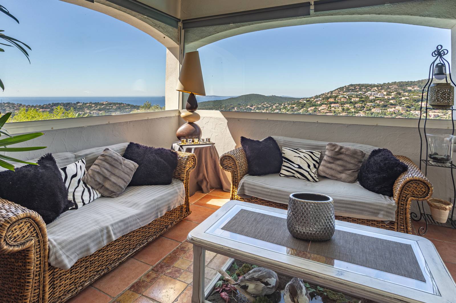 Salon vue mer et piscine Cavalaire-sur-Mer Var