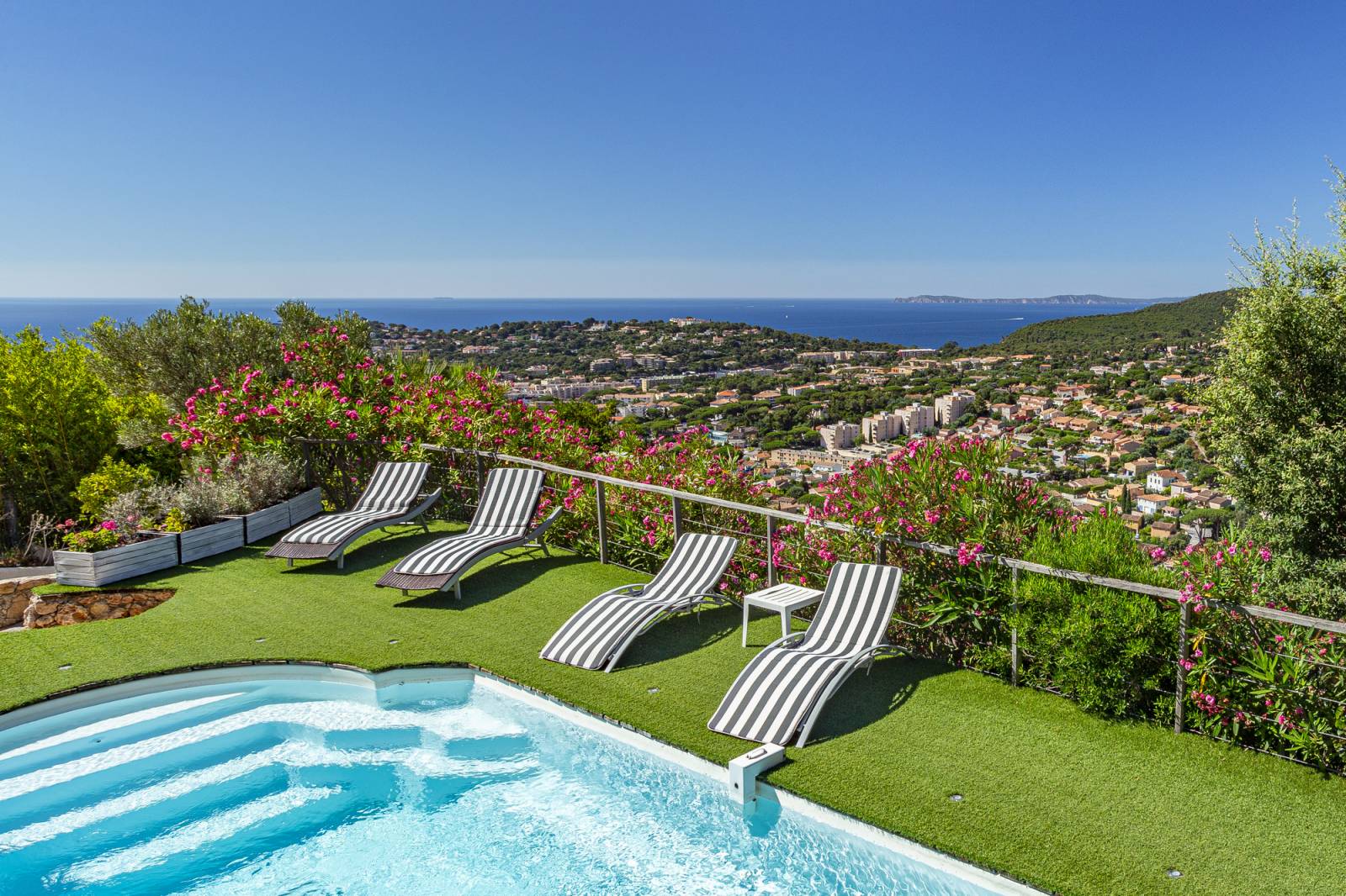 Piscine transat vue mer Cavalaire sur Mer Var