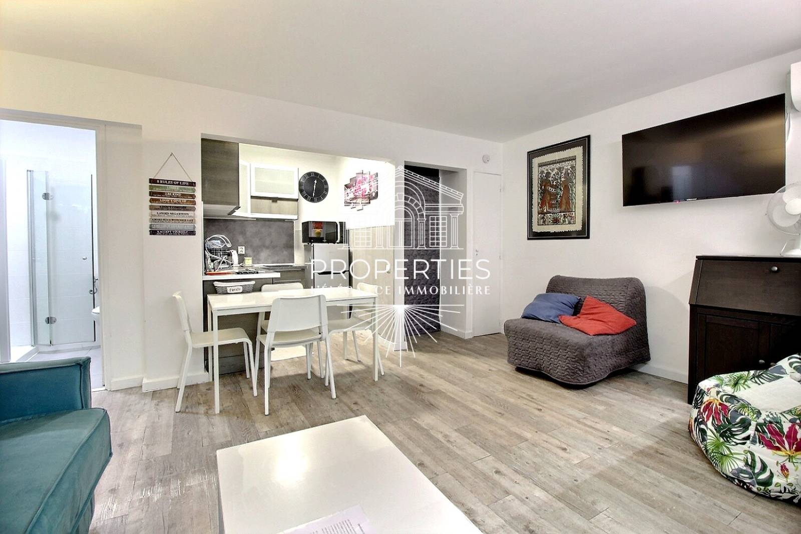 À VENDRE proche plages et commerces au Lavandou, studio climatisé en résidence fermée et sécurisée