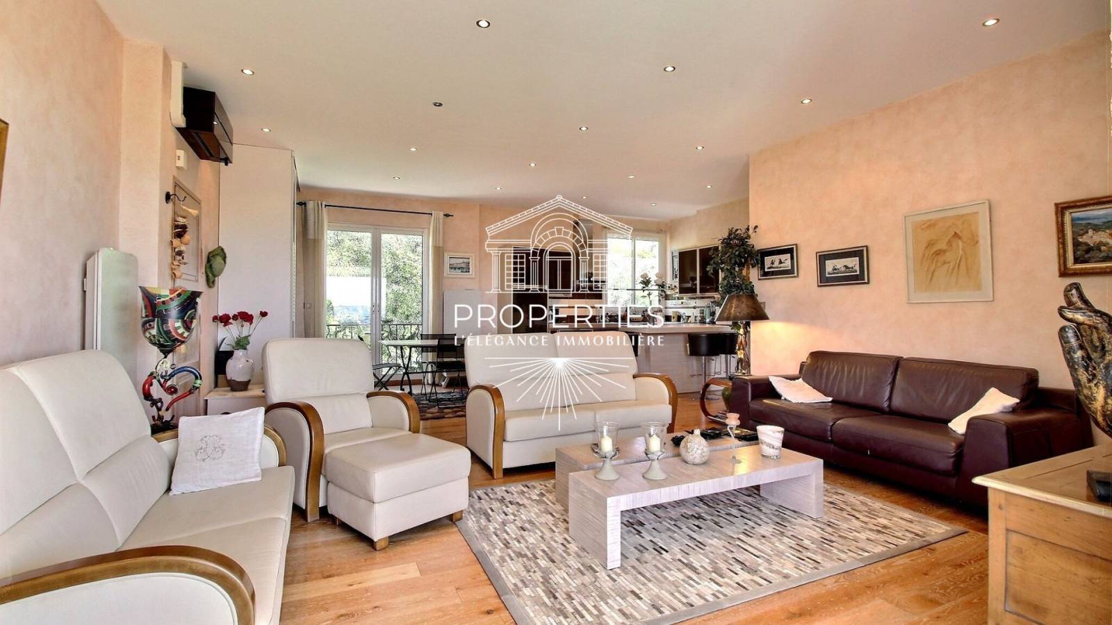 À vendre superbe appartement T4 avec vue mer panoramique et dépendance aménagée, idéalement situé au Lavandou proche centre-ville