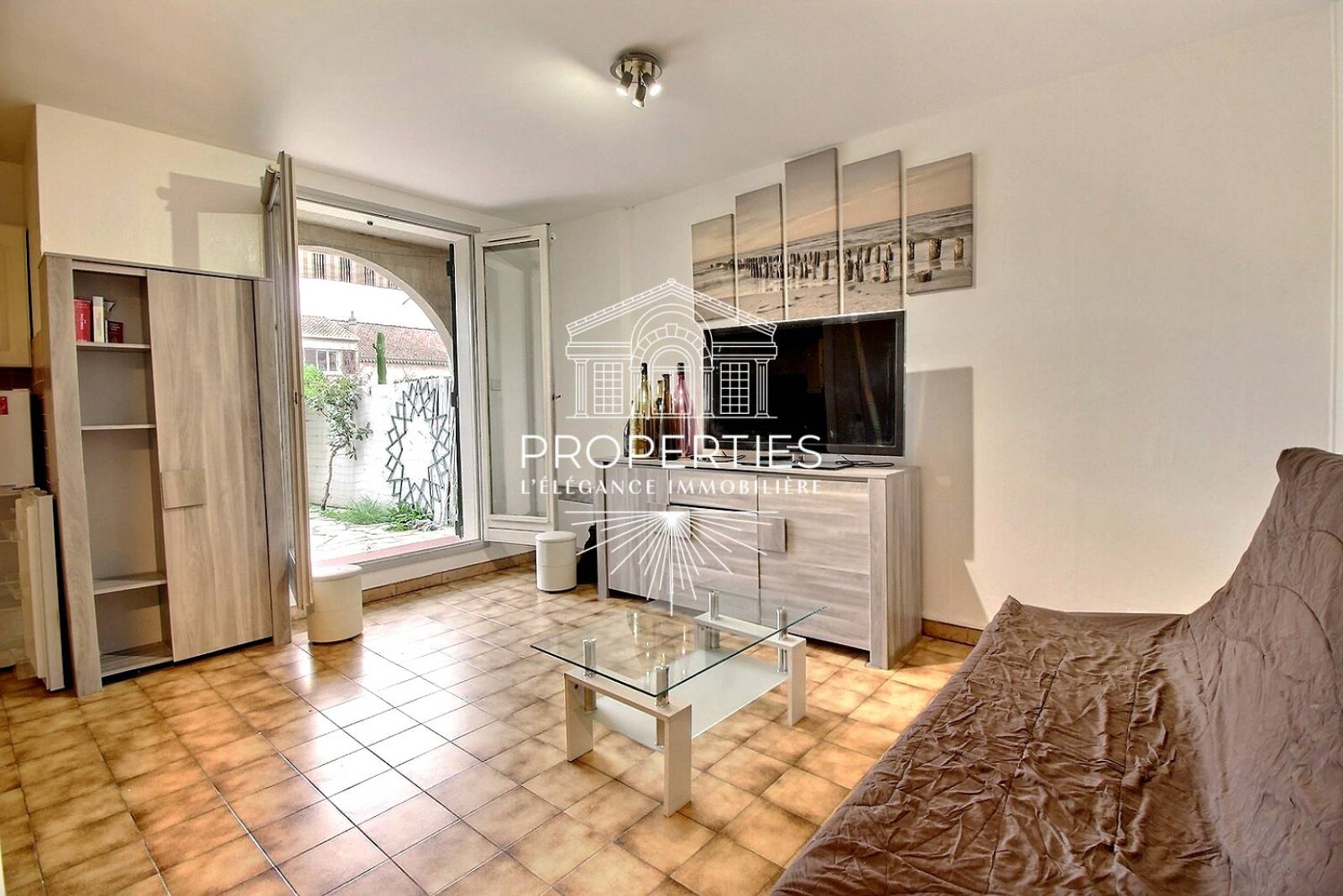 À vendre à La Londe-les-Maures, studio de 23 m² avec rez-de-jardin et stationnement privé