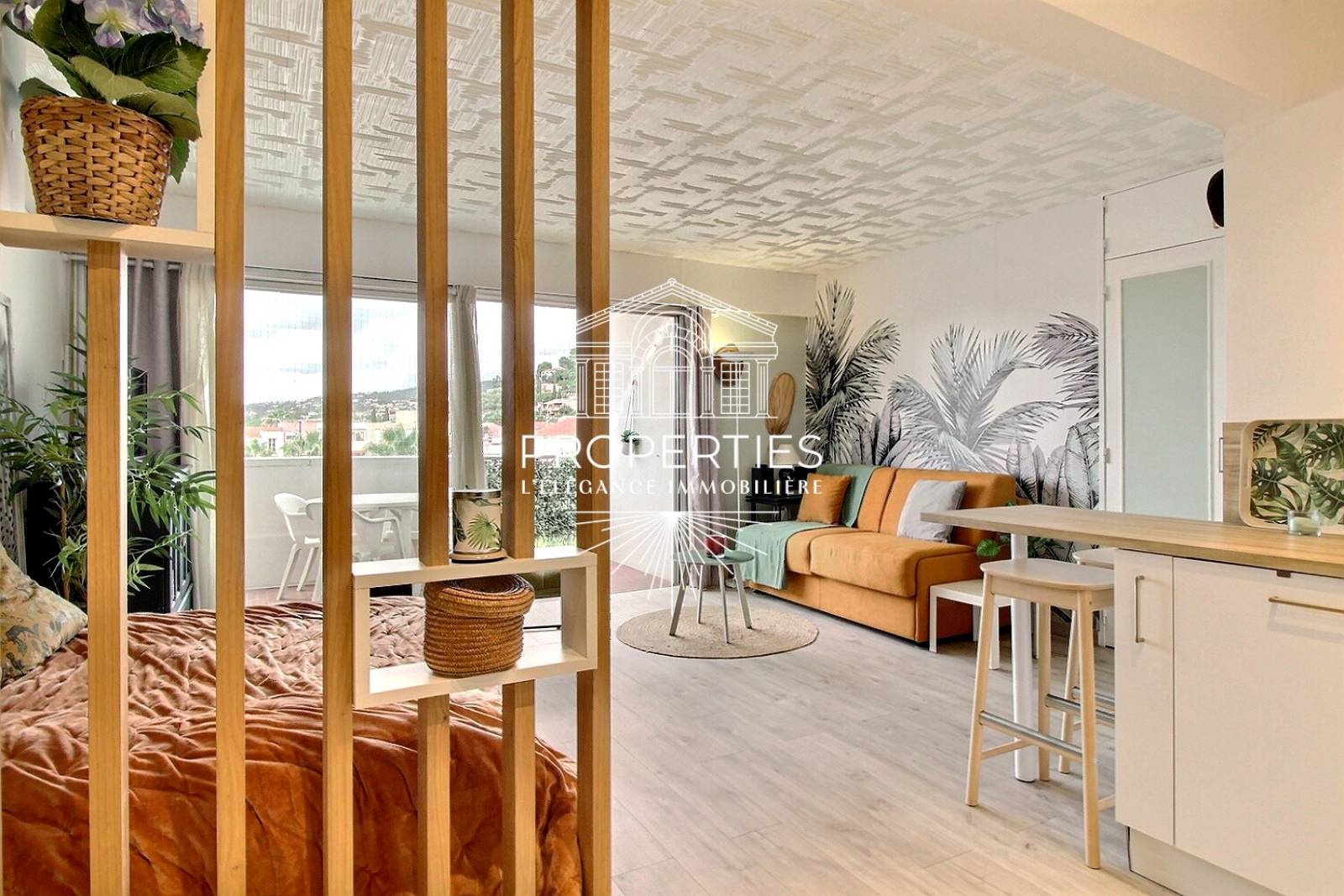 A vendre au Lavandou, charmant studio rénové dans résidence sécurisée La Méridienne, proche plages, commerces, avec balcon orienté Ouest.