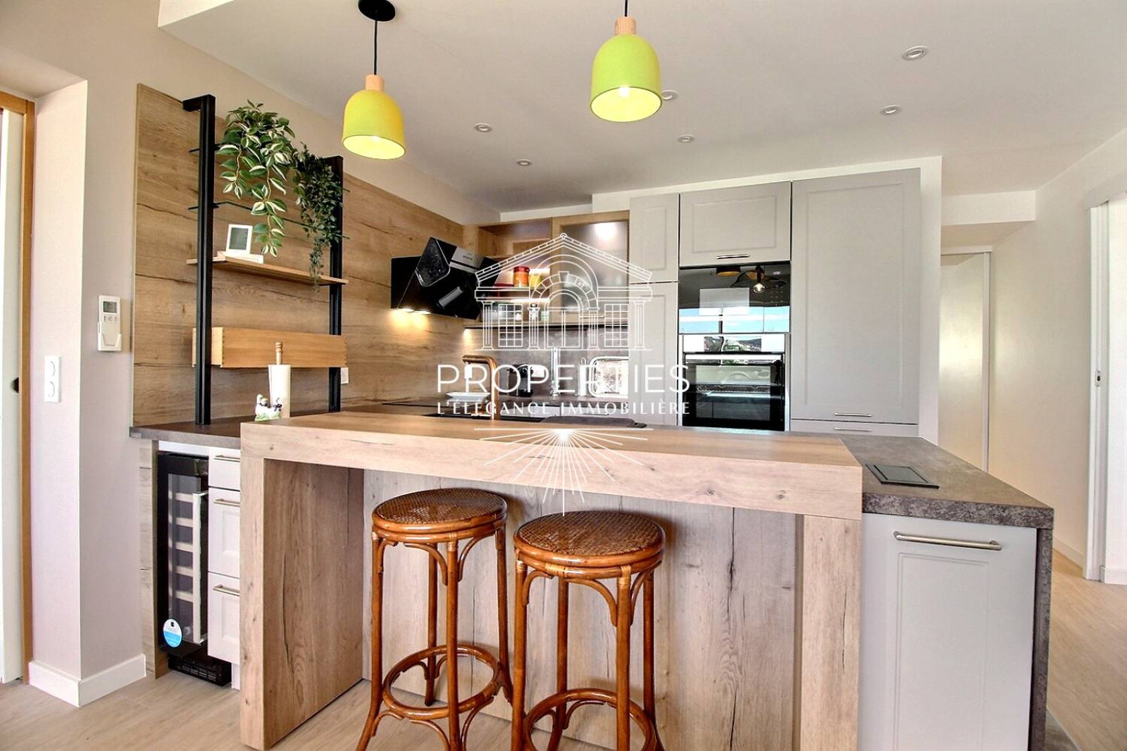 À VENDRE appartement de standing en dernier étage résidence sécurisée au cœur du Lavandou