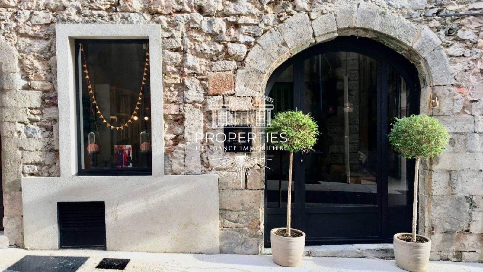 À VENDRE murs commerciaux libres rénovés par architecte sur le parcours des Arts à Hyères