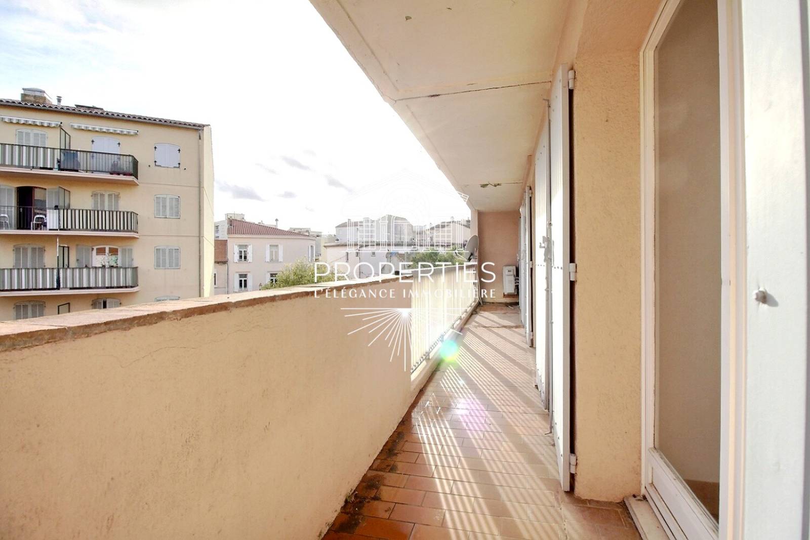 À VENDRE logement T3 climatisé de 73 m² avec cave et balcons dans résidence sécurisée à Sainte-Maxime