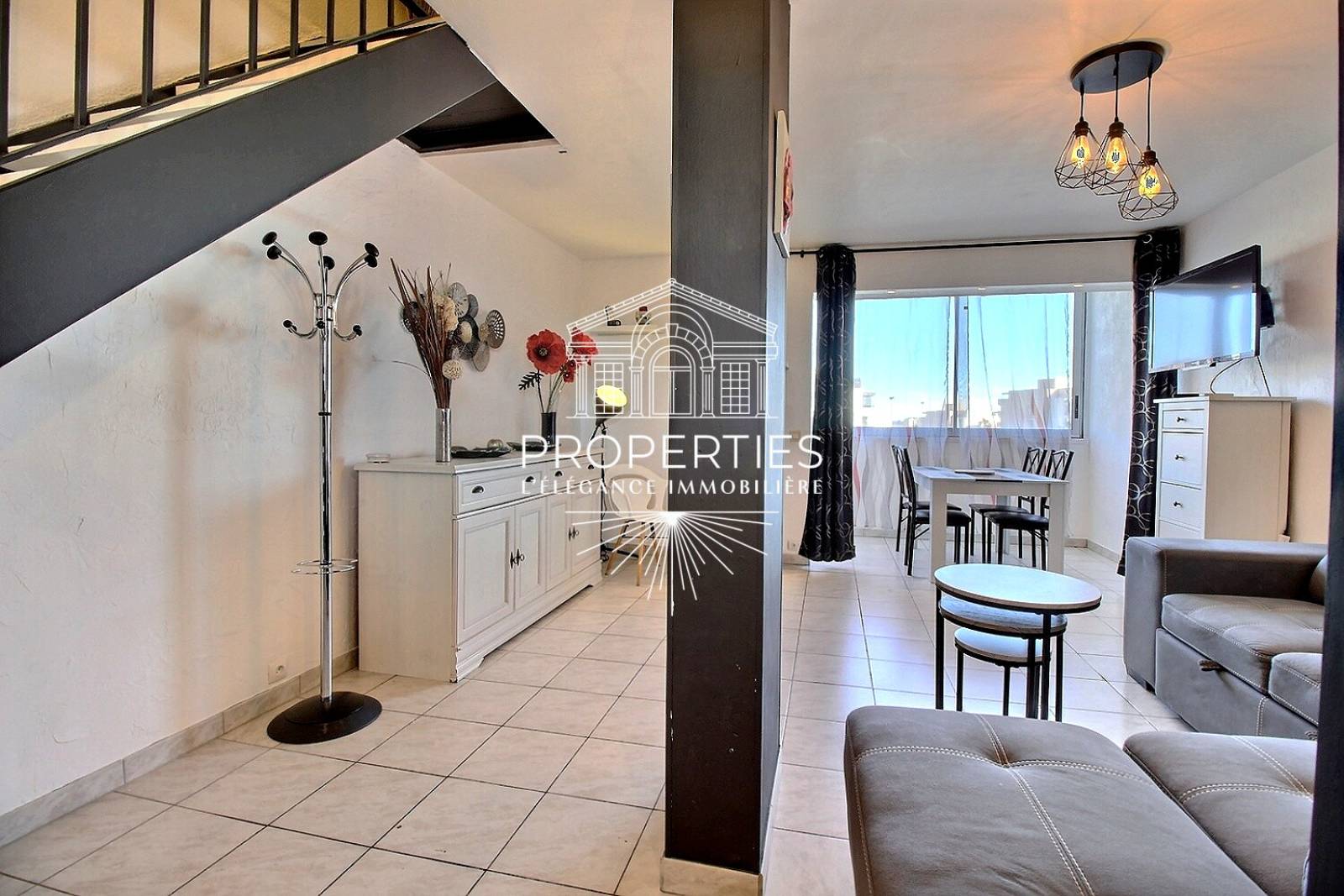 À louer au Lavandou un appartement T3 traversant en duplex parfait pour profiter d’un cadre calme.