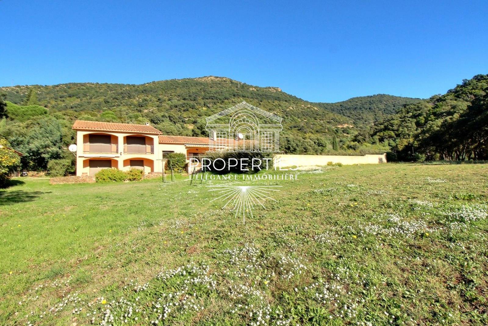 À vendre au Lavandou, superbe maison avec appartement indépendant, piscine et environnement boisé exceptionnel au Lavandou