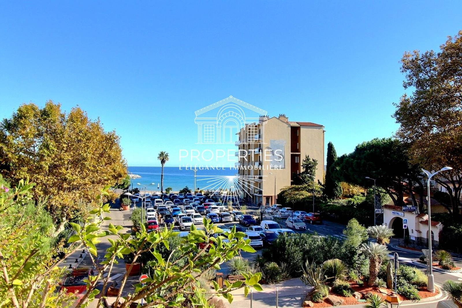 À vendre Le Lavandou hypercentre : superbe T2 avec terrasse vue mer, cave et stationnement en sous-sol, à deux pas des plages.