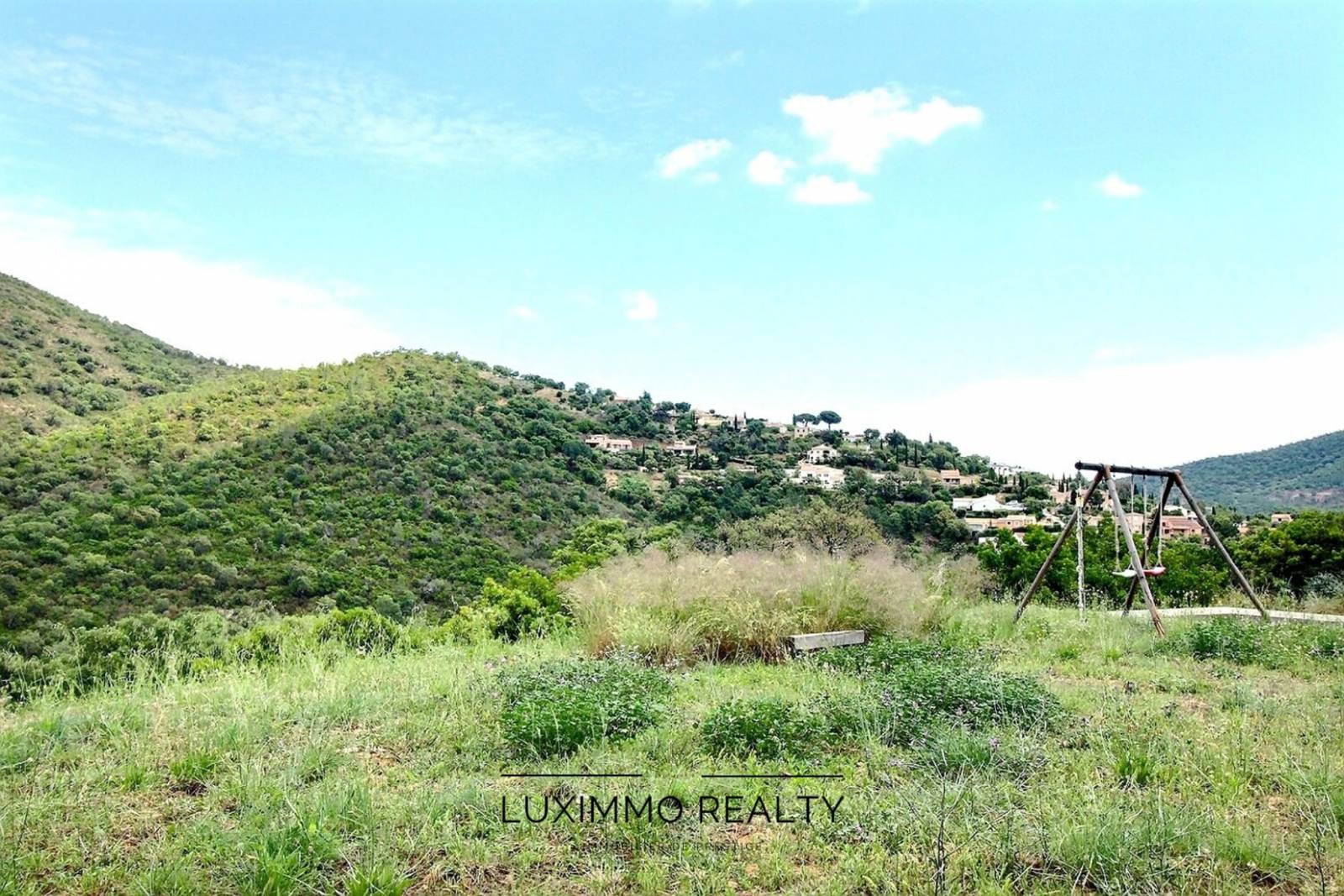 grande villa récente sur grand terrain avec piscine travaux