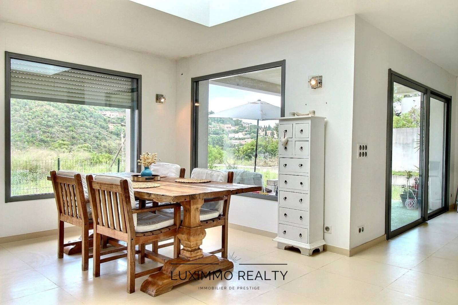 Grande villa récente sur grand terrain avec piscine hyères