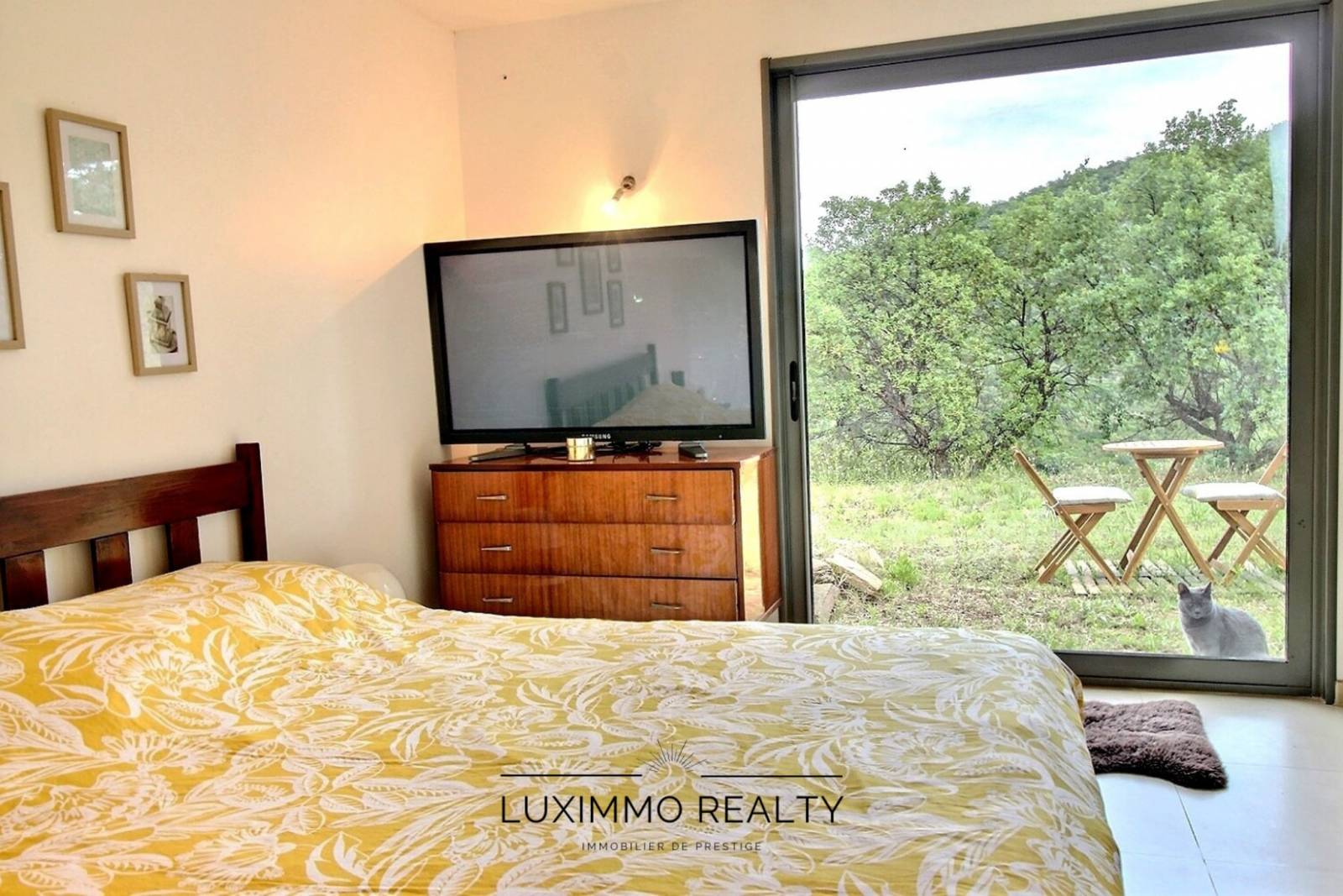 belle maison récente sur grand terrain avec piscine