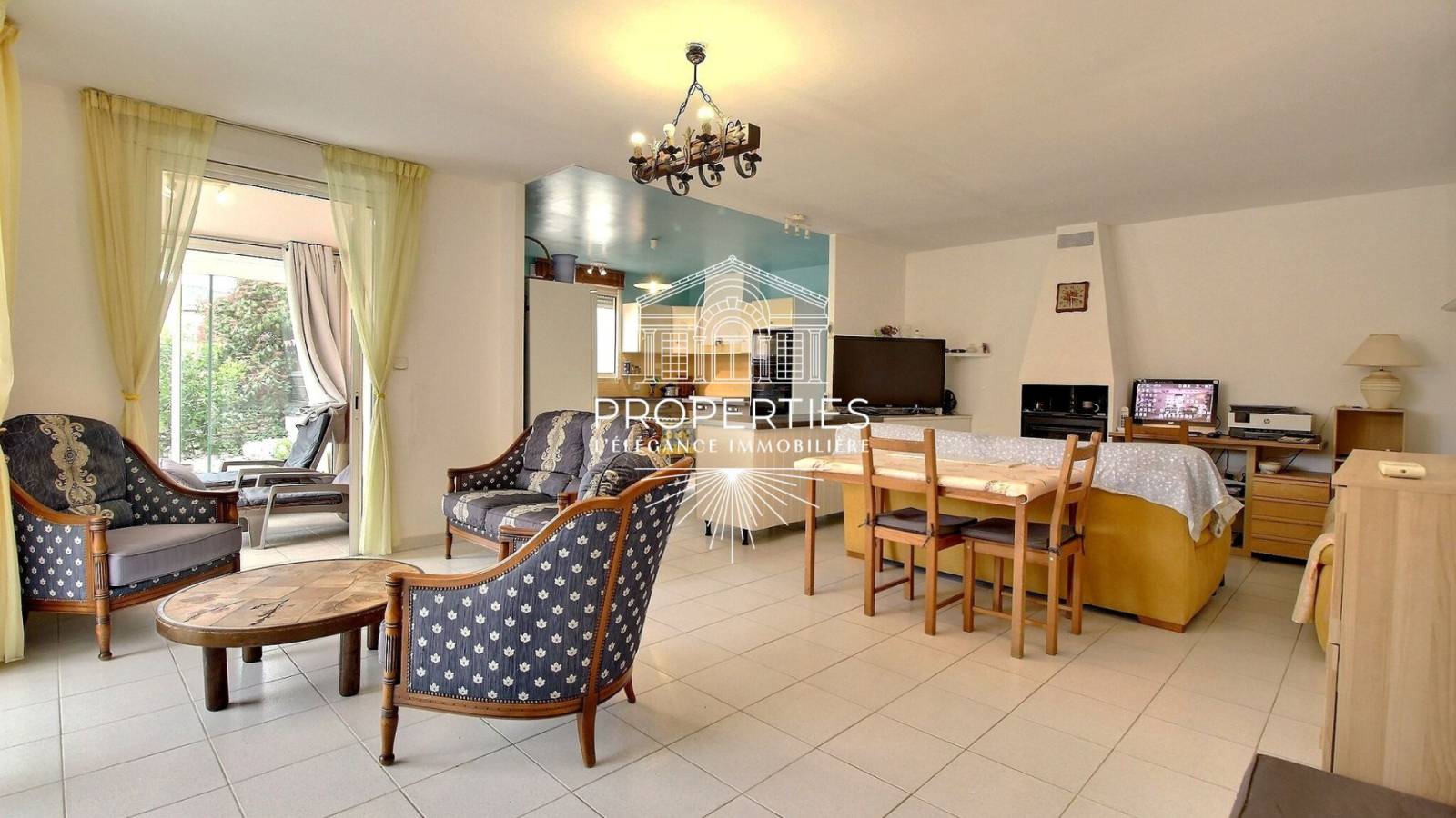 A vendre maison de 5 pièces de plain-pied avec studio indépendant, proche plages, au calme dans quartier recherché de la Favière,