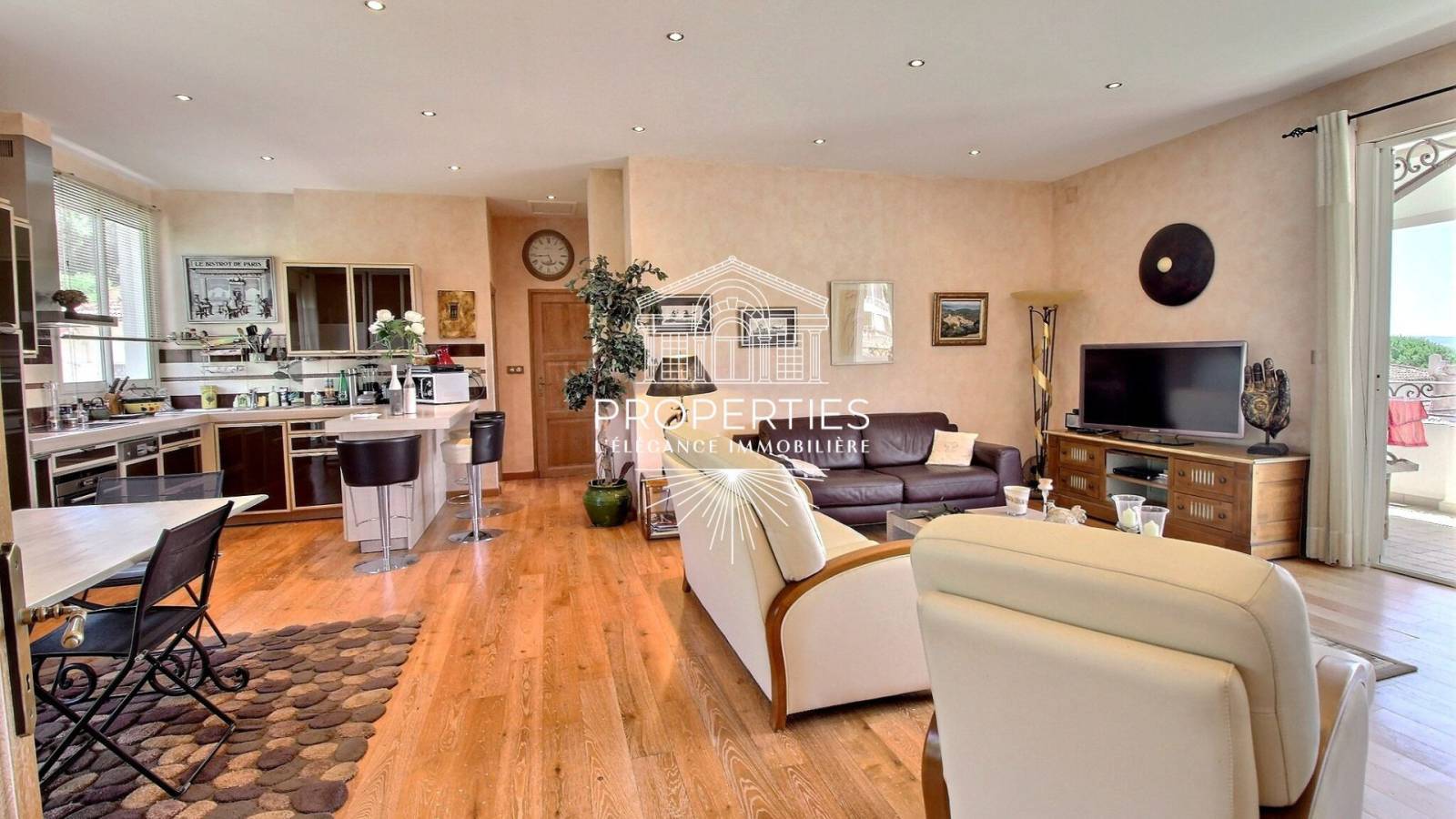 En vente appartement d’exception T4 dernier étage avec terrasse, double exposition et garage indépendant au Lavandou