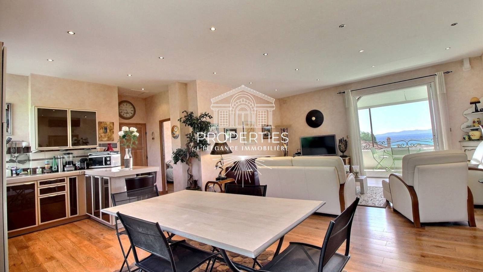 À céder splendide T4 lumineux avec vue mer, garage transformé en T2 et parking privatif au Lavandou