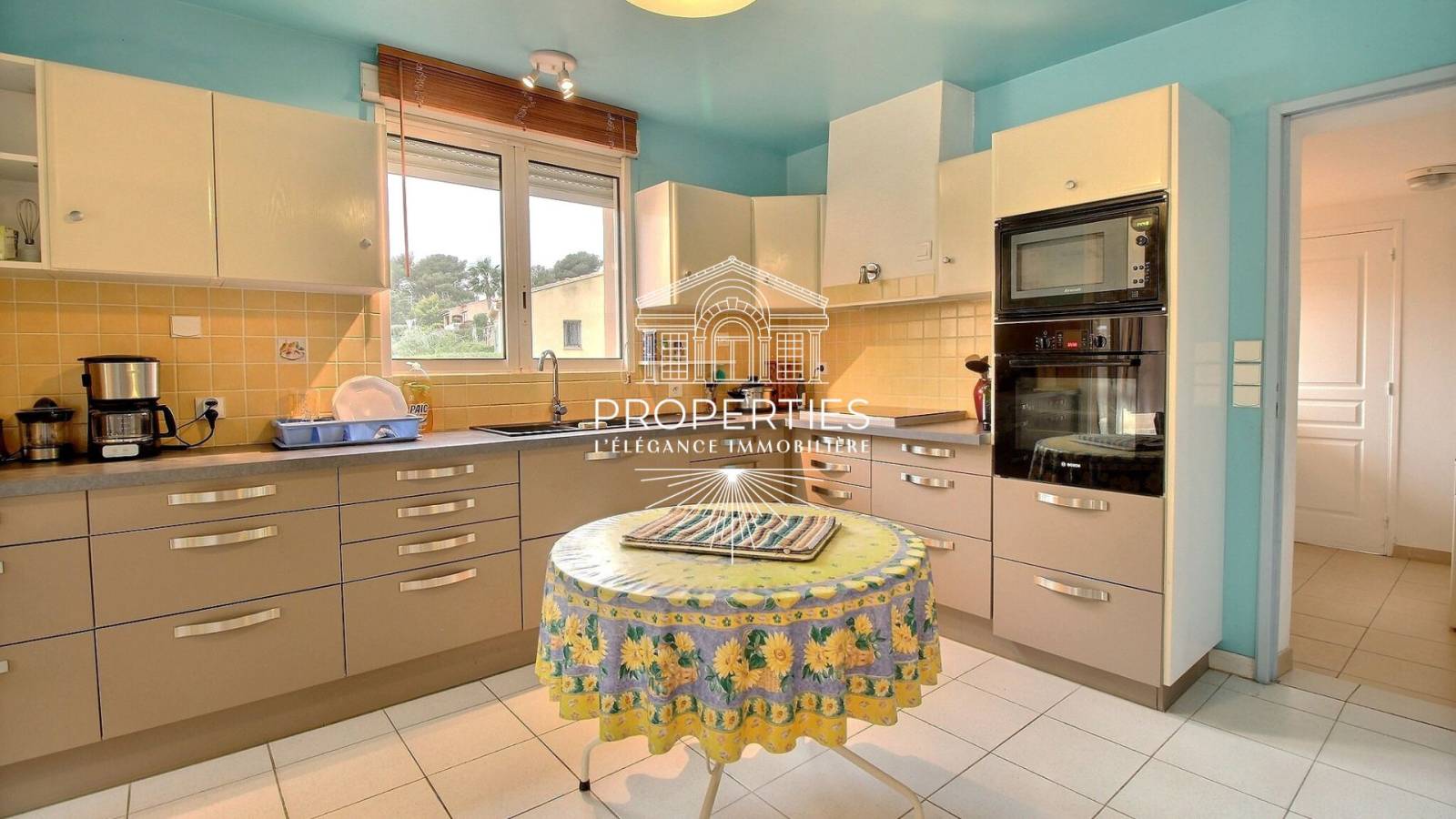 A vendre maison proche  des plages, avec un séjour lumineux et  cuisine ouverte, 2 chambres dont une suite parentale.sur Bormes-les-Mimosas