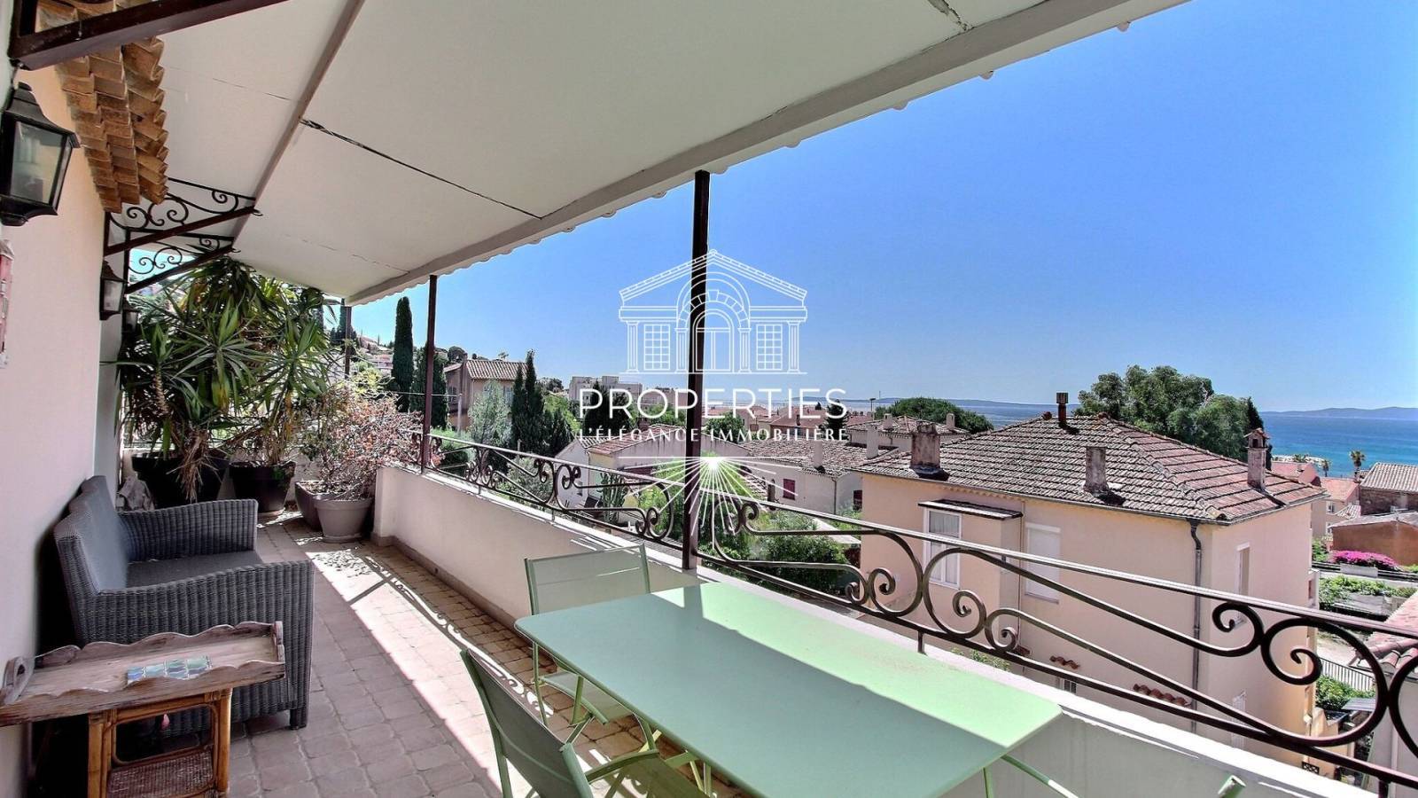 À acquérir grand appartement traversant T4 avec vue mer et espace indépendant idéal location saisonnière au Lavandou