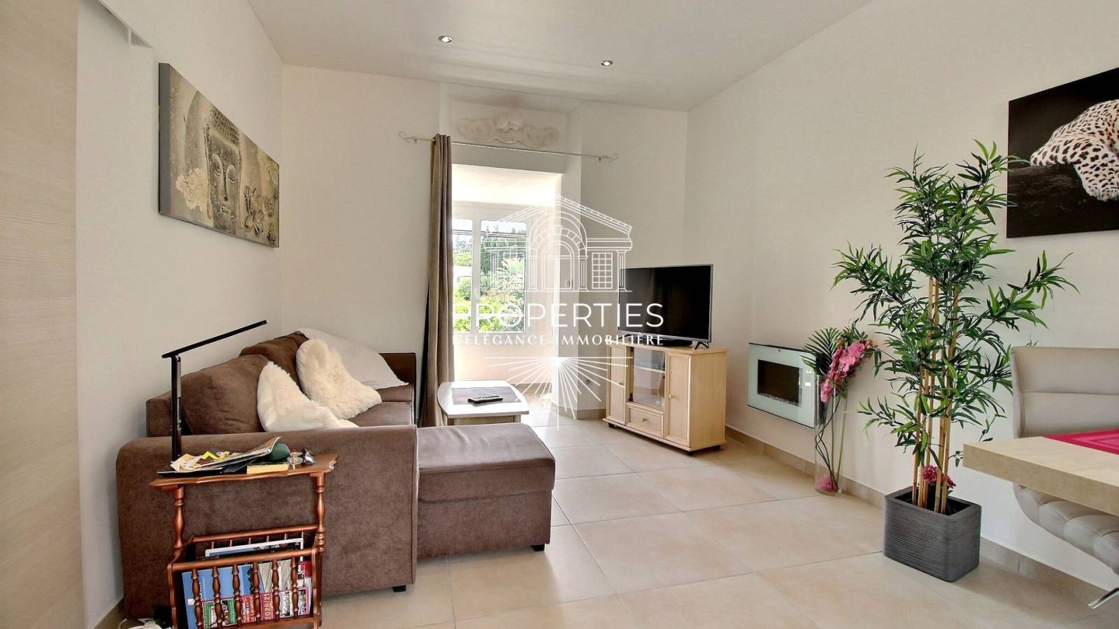 À vendre au Lavandou, superbe résidence meublée de trois appartements à 150 mètres des plages du Var.