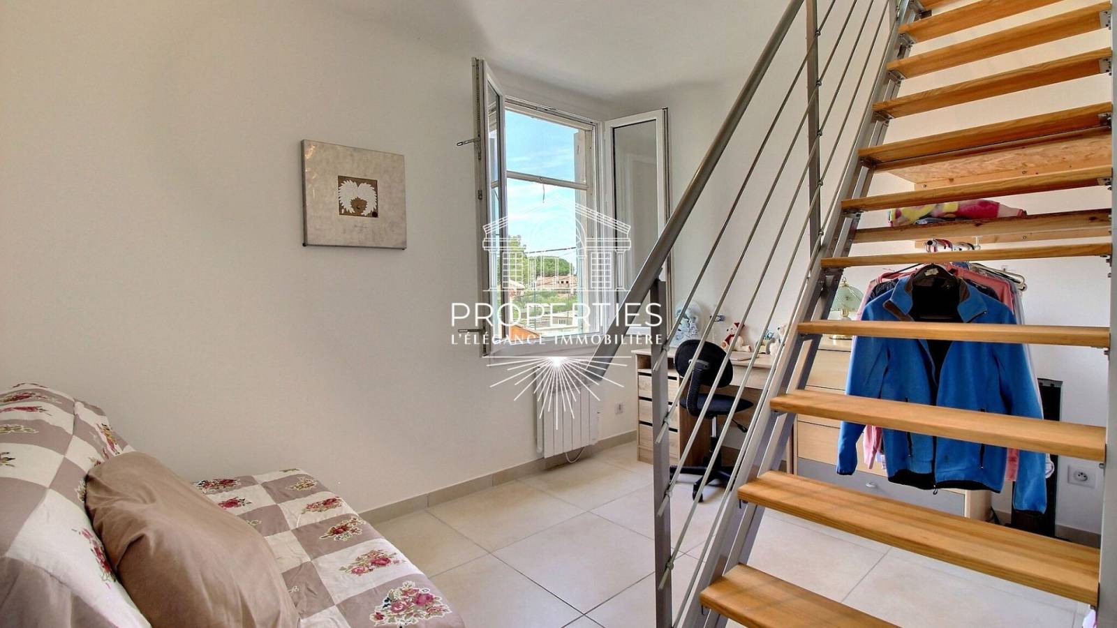 À céder au Lavandou, belle résidence meublée idéale investissement locatif ou résidence principale en bord de mer.