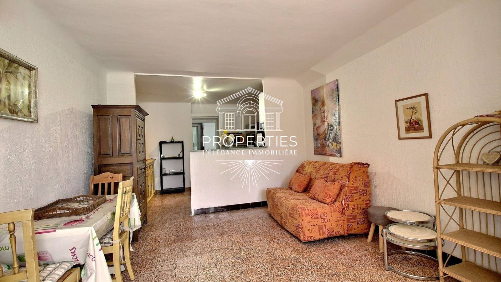 À céder charmante résidence au Lavandou avec trois appartements, jardin arboré, terrasse privée et fort potentiel locatif