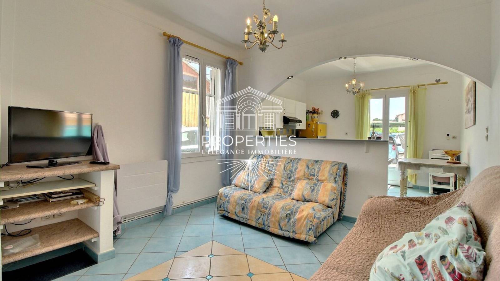 Mise sur le marché belle maison au Lavandou divisée en trois appartements meublés avec jardin et parkings privés