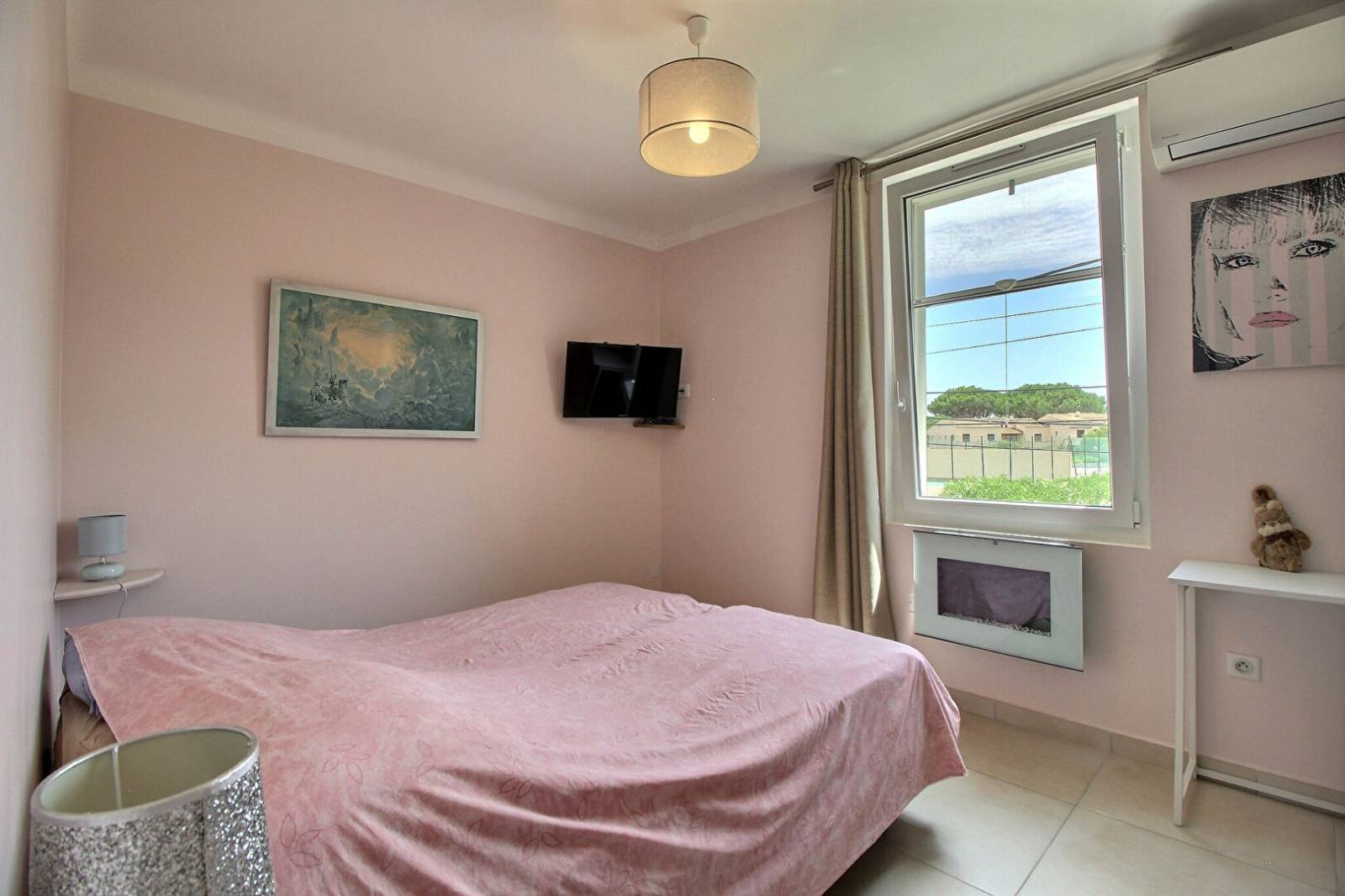 À vendre au Lavandou, ensemble immobilier comprenant studio, T2 et T4 à 150 m de la plage.  En vente exceptionnelle au Lavandou, propriété avec trois logements, terrasse privée et jardin avec cabane équipée.