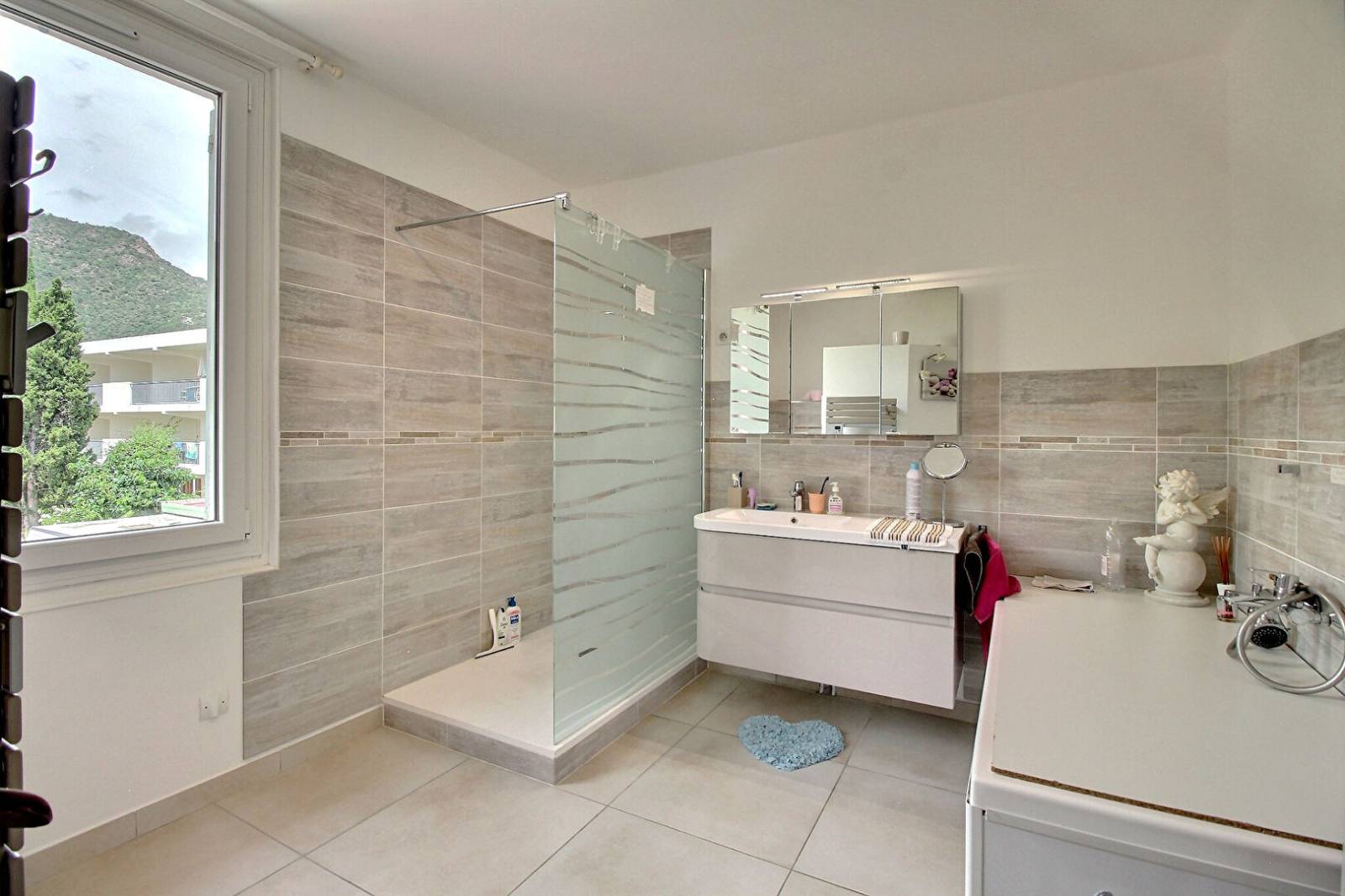 À vendre au Lavandou, résidence entièrement meublée avec garage, parkings et puits, proche des plus belles plages.