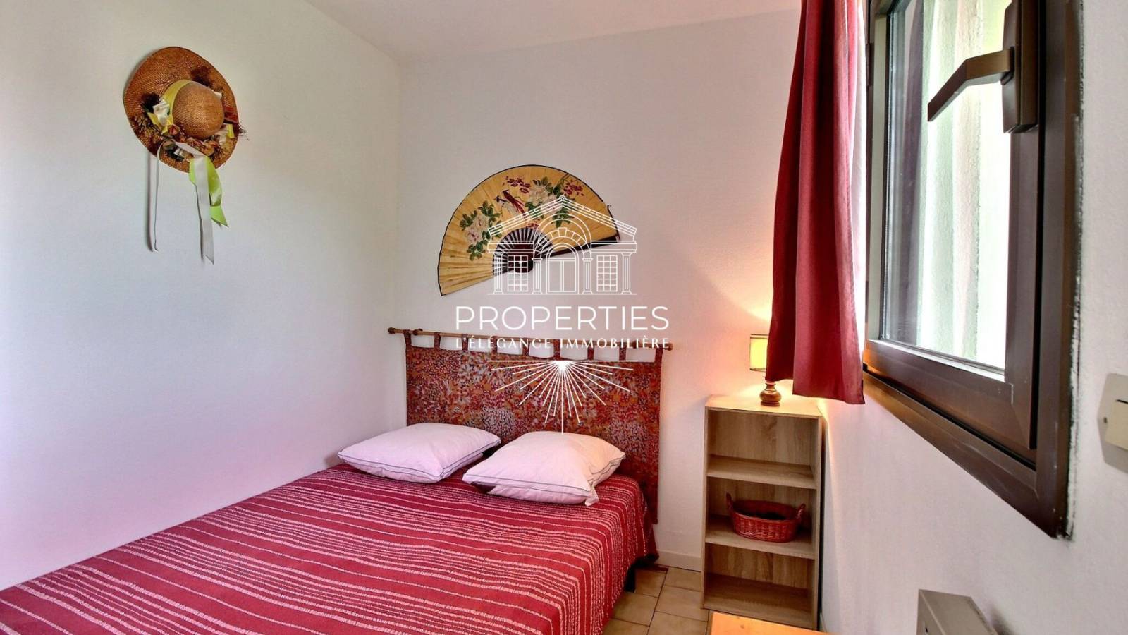 Opportunité à vendre au Lavandou : T2 cabine meublé, vue dégagée, balcon et emplacement central privilégié.