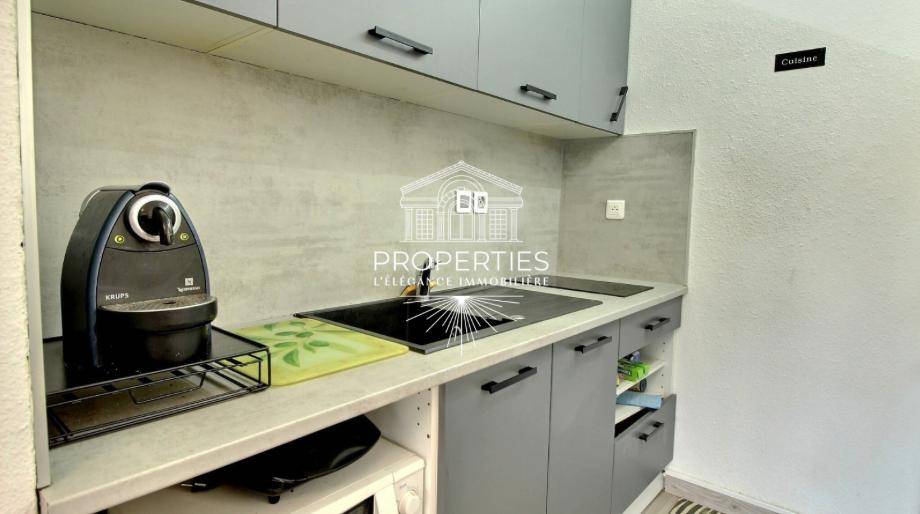 A vendre au Lavandou, magnifique T2 rénové offrant loggia, parking et un cadre idéal pour résidence secondaire.