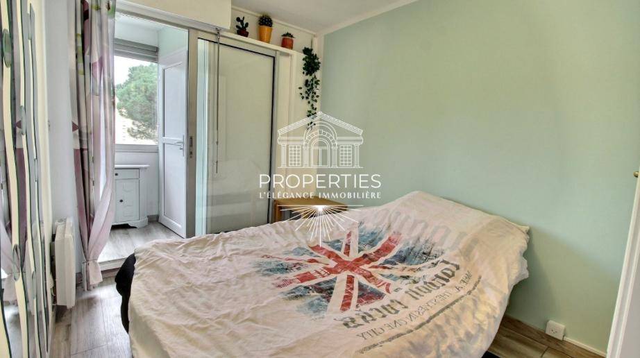 A vendre au Lavandou, appartement T2 lumineux exposé est dans résidence fermée sécurisée avec ascenseur et gardien.