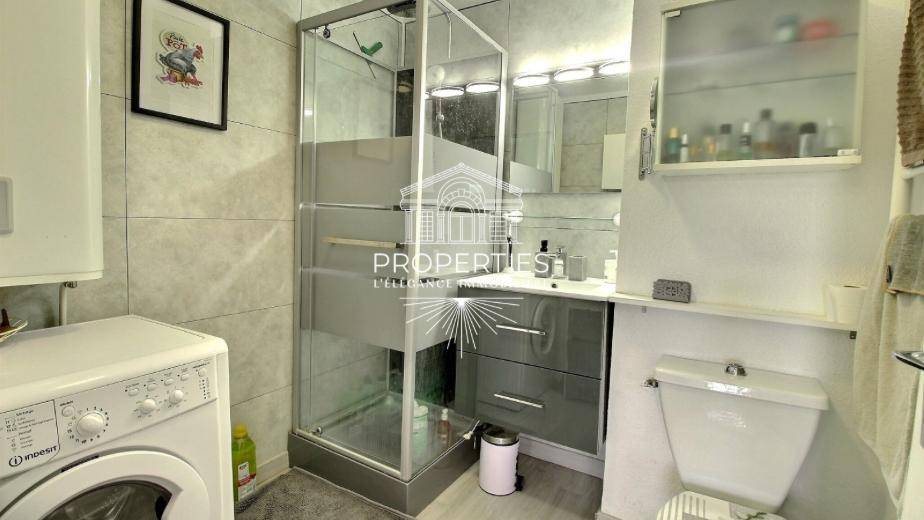 A vendre au Lavandou, beau T2 rénové avec ascenseur, loggia fermée et parking dans résidence gardiennée.