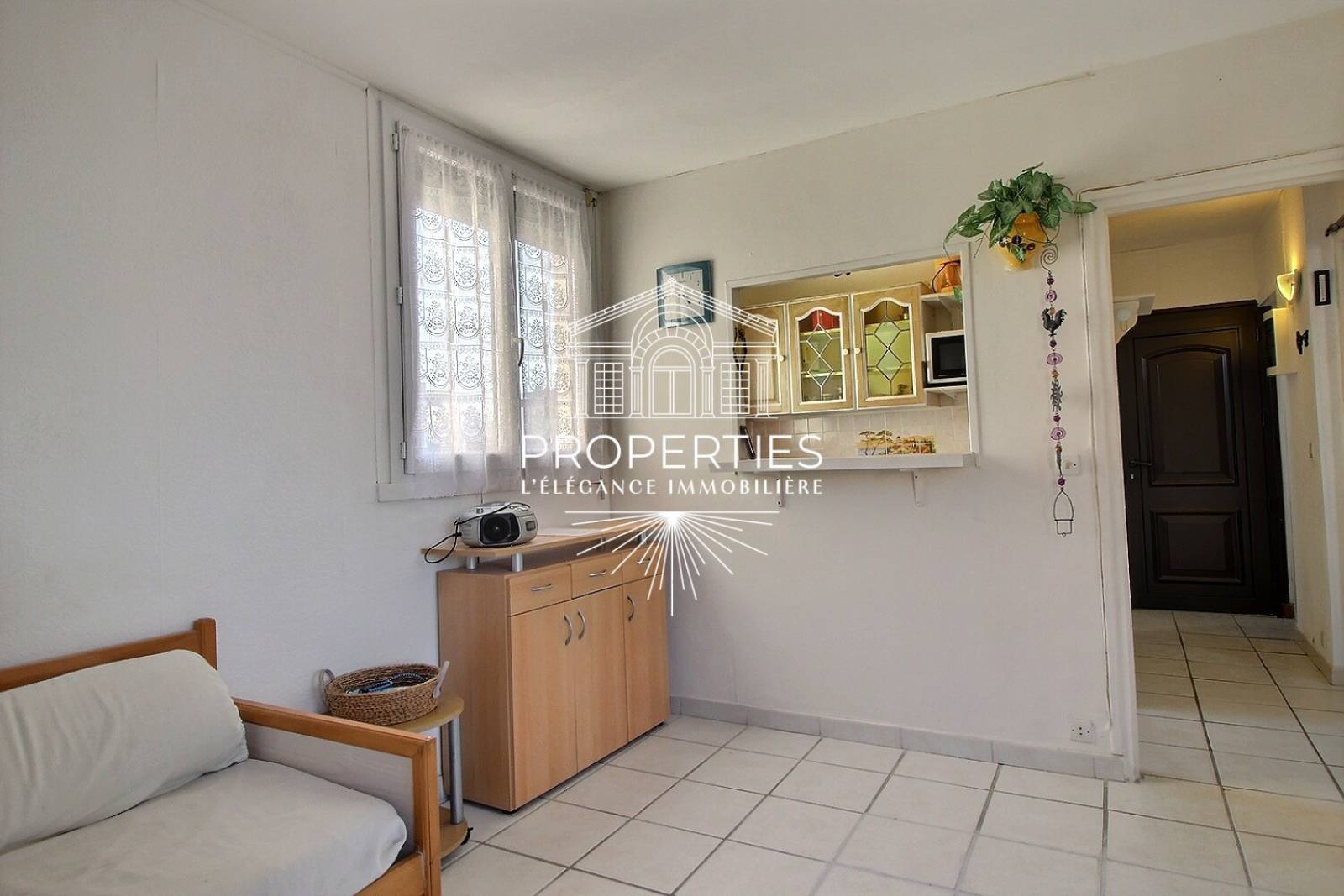 Appartement T3 avec terrasse, parking et 6 couchages à vendre à BORMES LES MIMOSAS à la Favière proche plages et commerces
