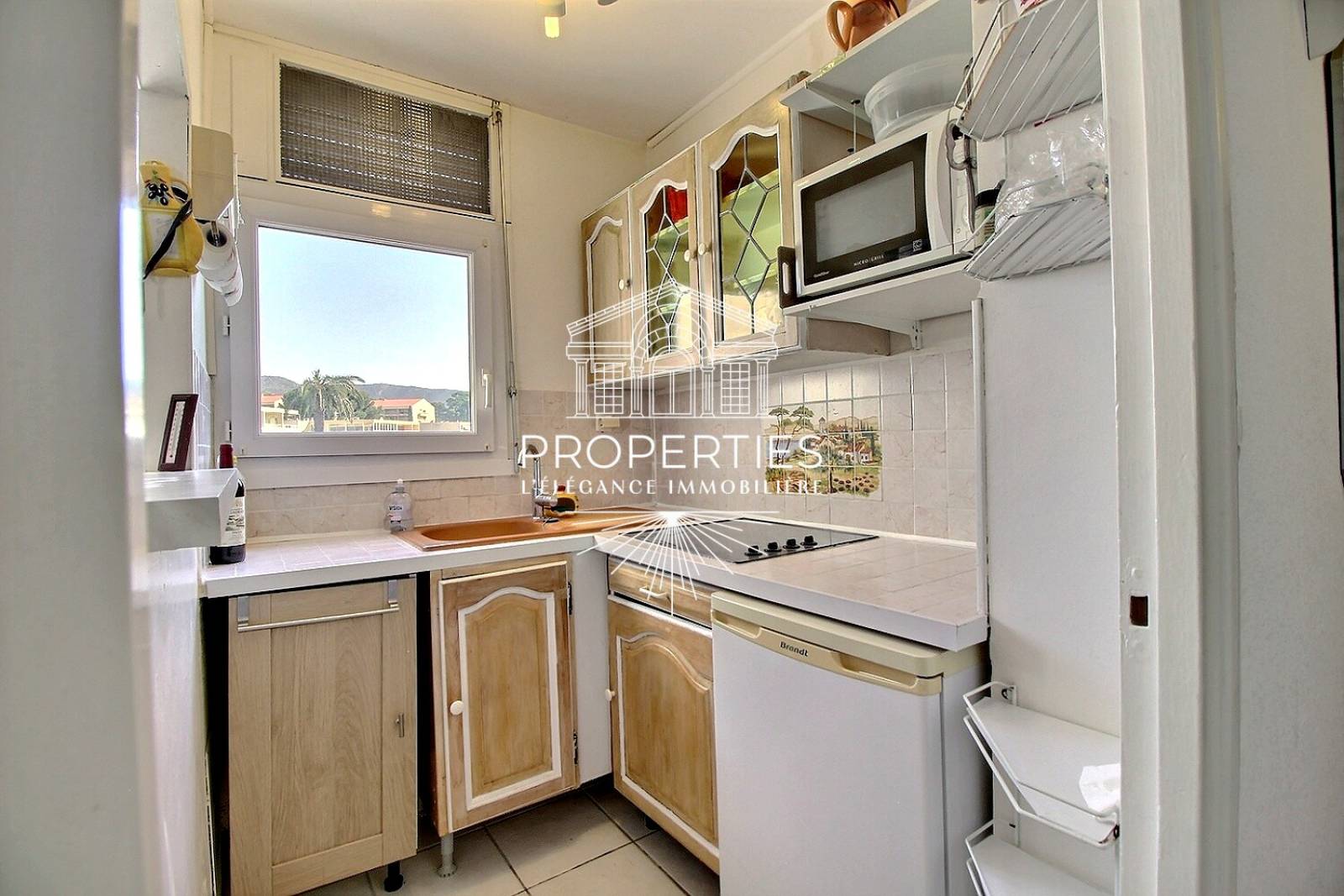 Vente appartement sur Bormes avec 2 chambres, terrasse et parking 