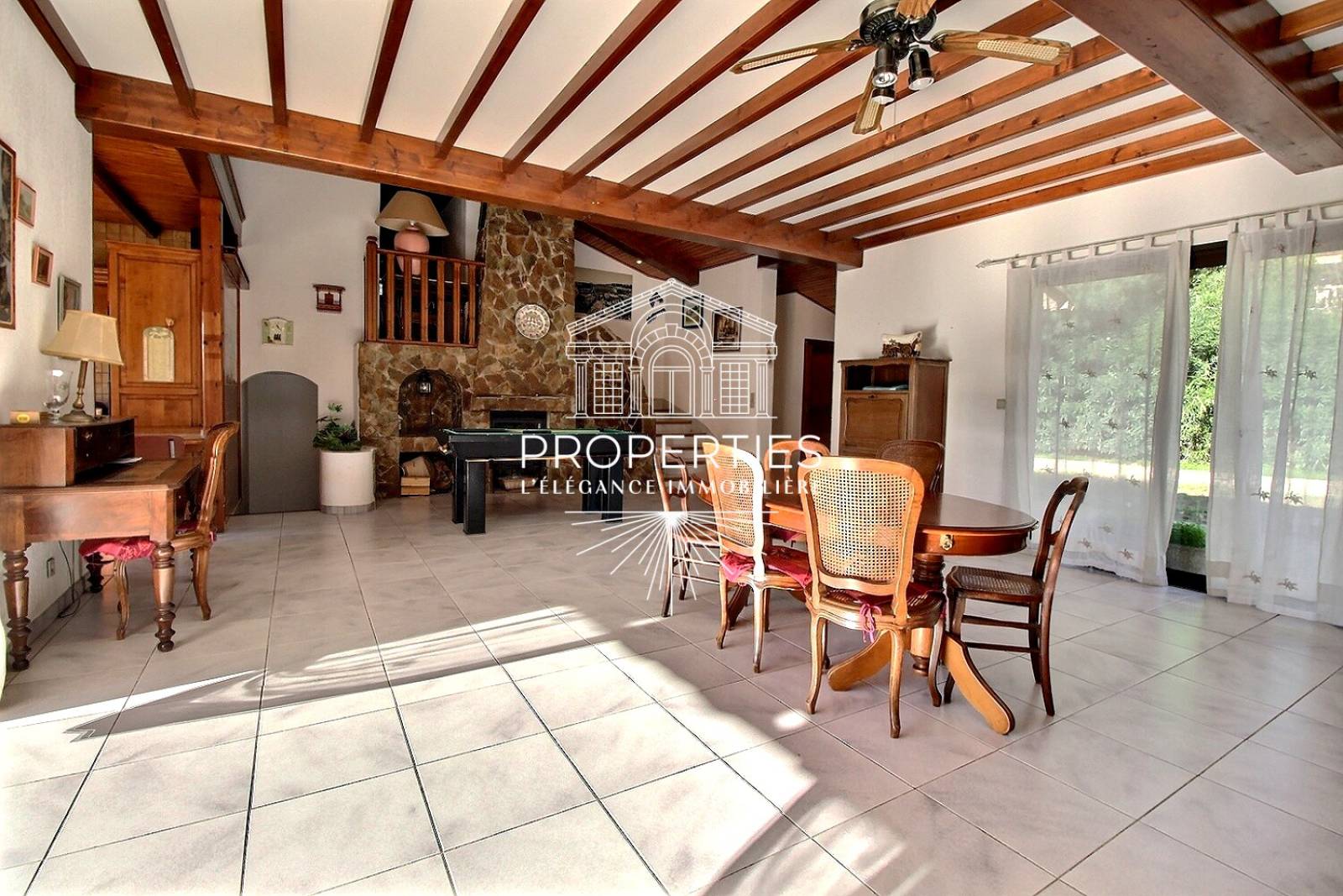 À vendre Le Lavandou, propriété de charme avec vue dégagée, grande terrasse, garage double et piscine.