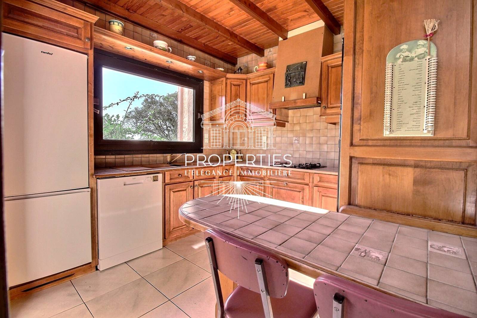 À vendre au Lavandou, maison familiale de 212m² nichée au calme absolu avec vue mer et collines.