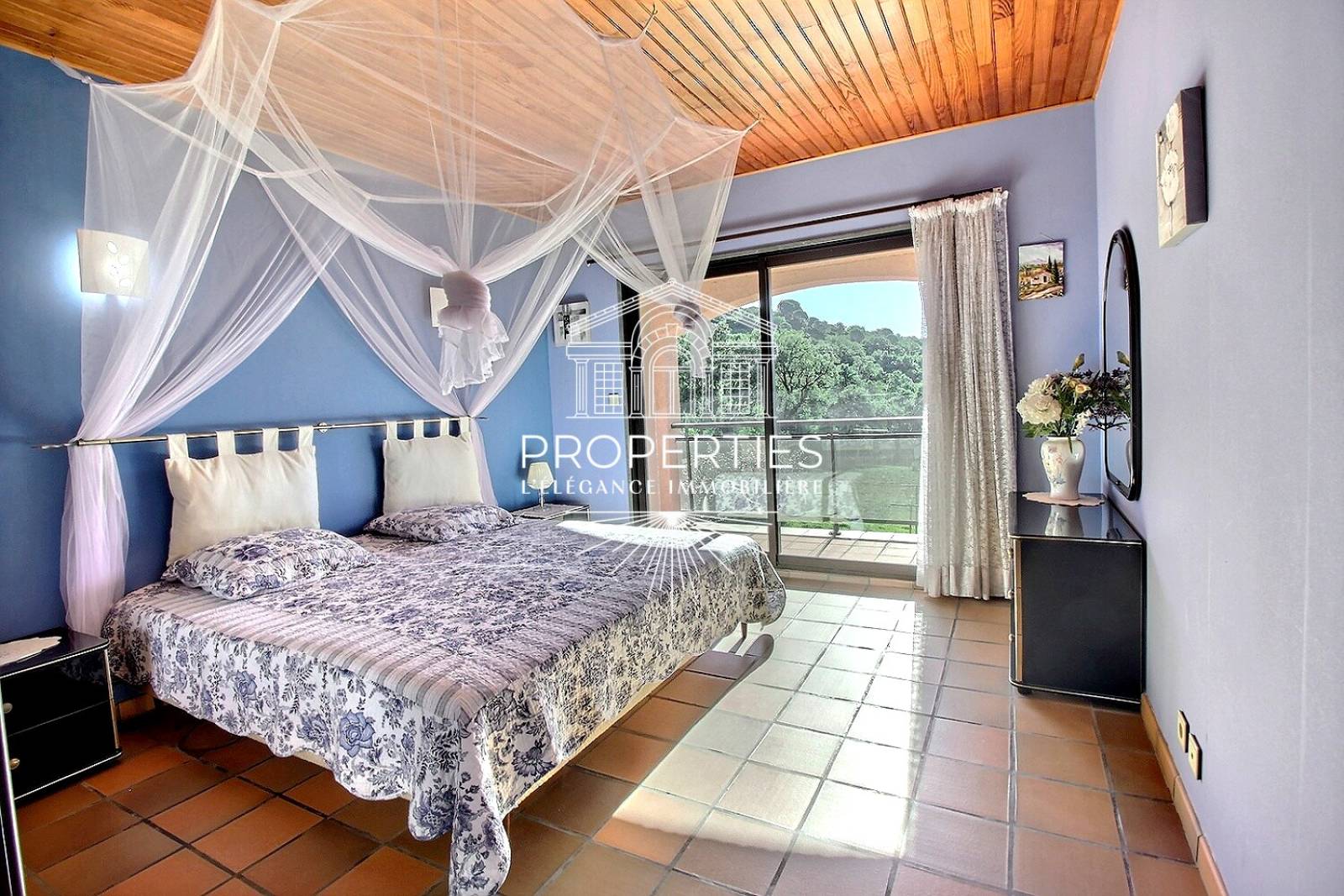 À vendre au Lavandou, demeure provençale avec vaste séjour de 80m², cheminée, piscine et terrain arboré.